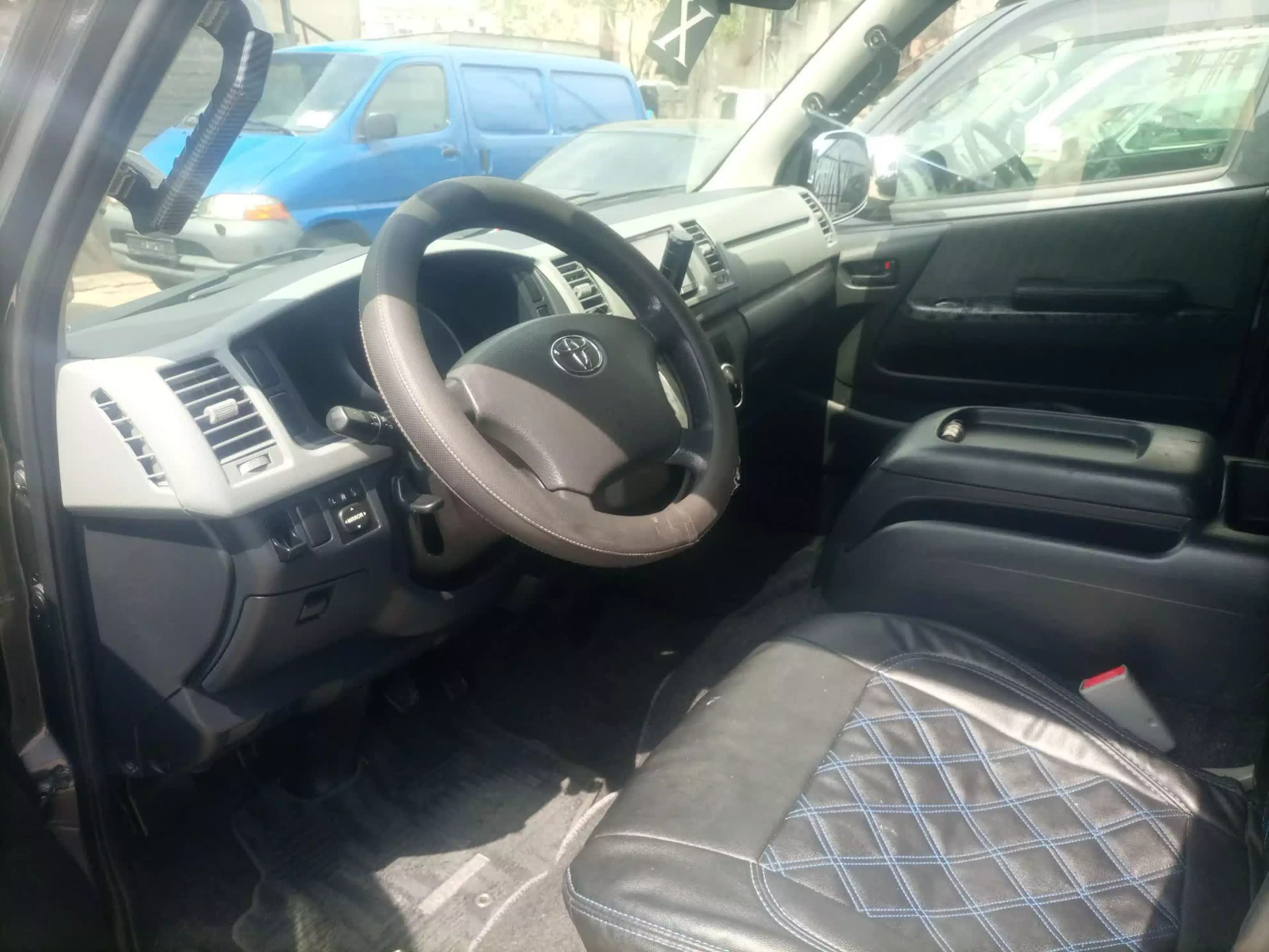 Toyota Hiace   - 2011