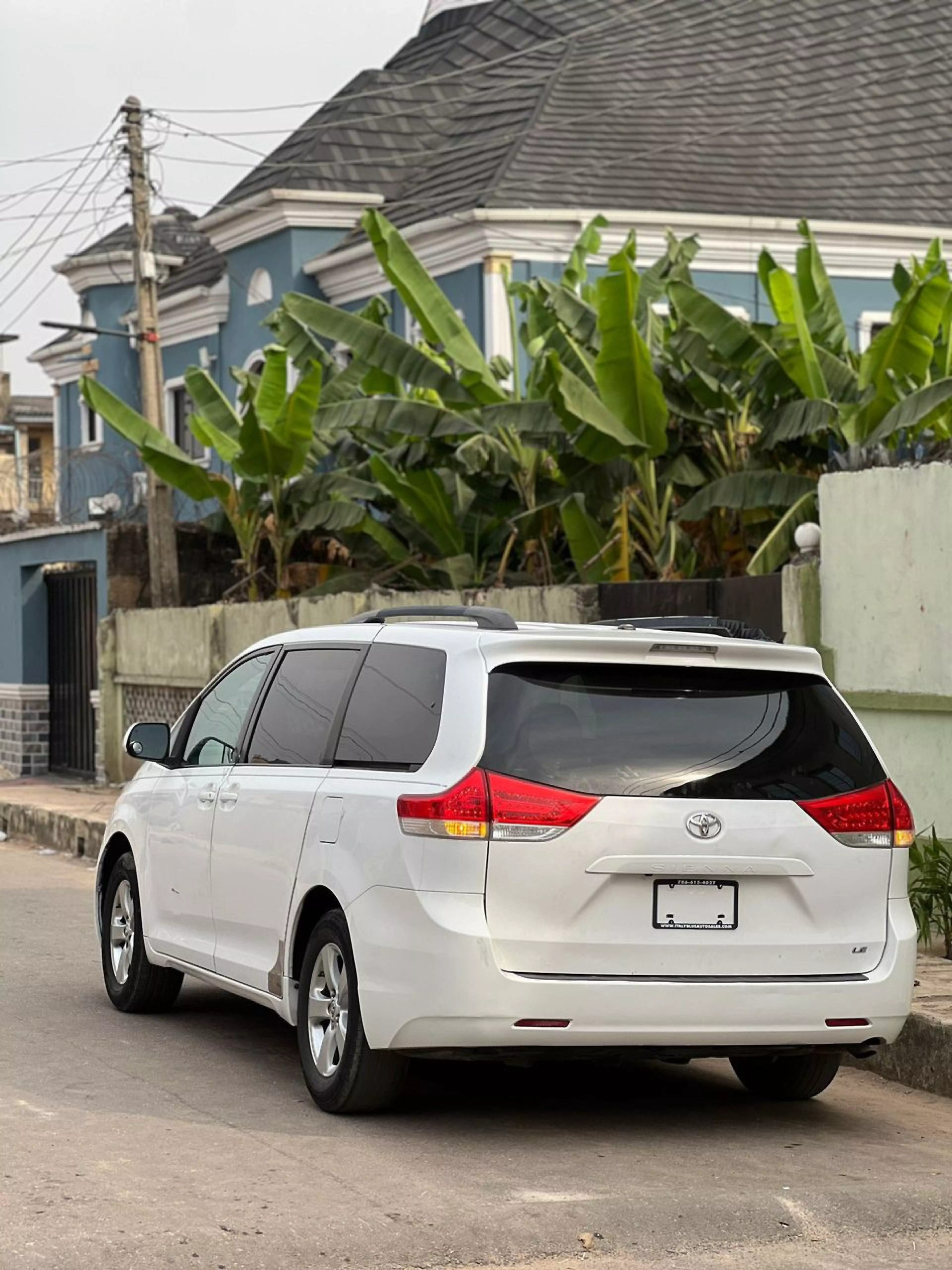 Toyota Sienna   - 2011