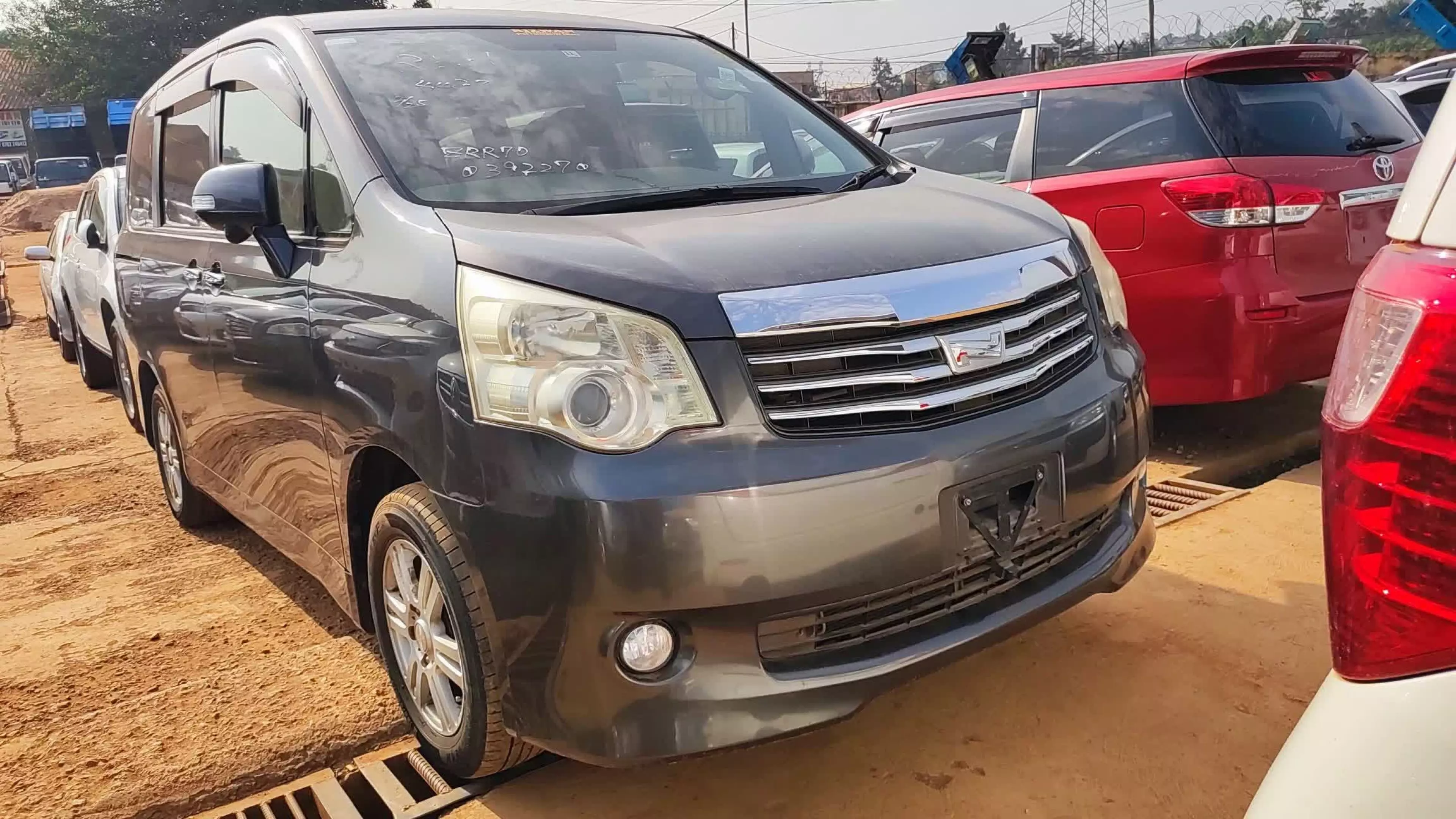 Toyota Noah - 2010