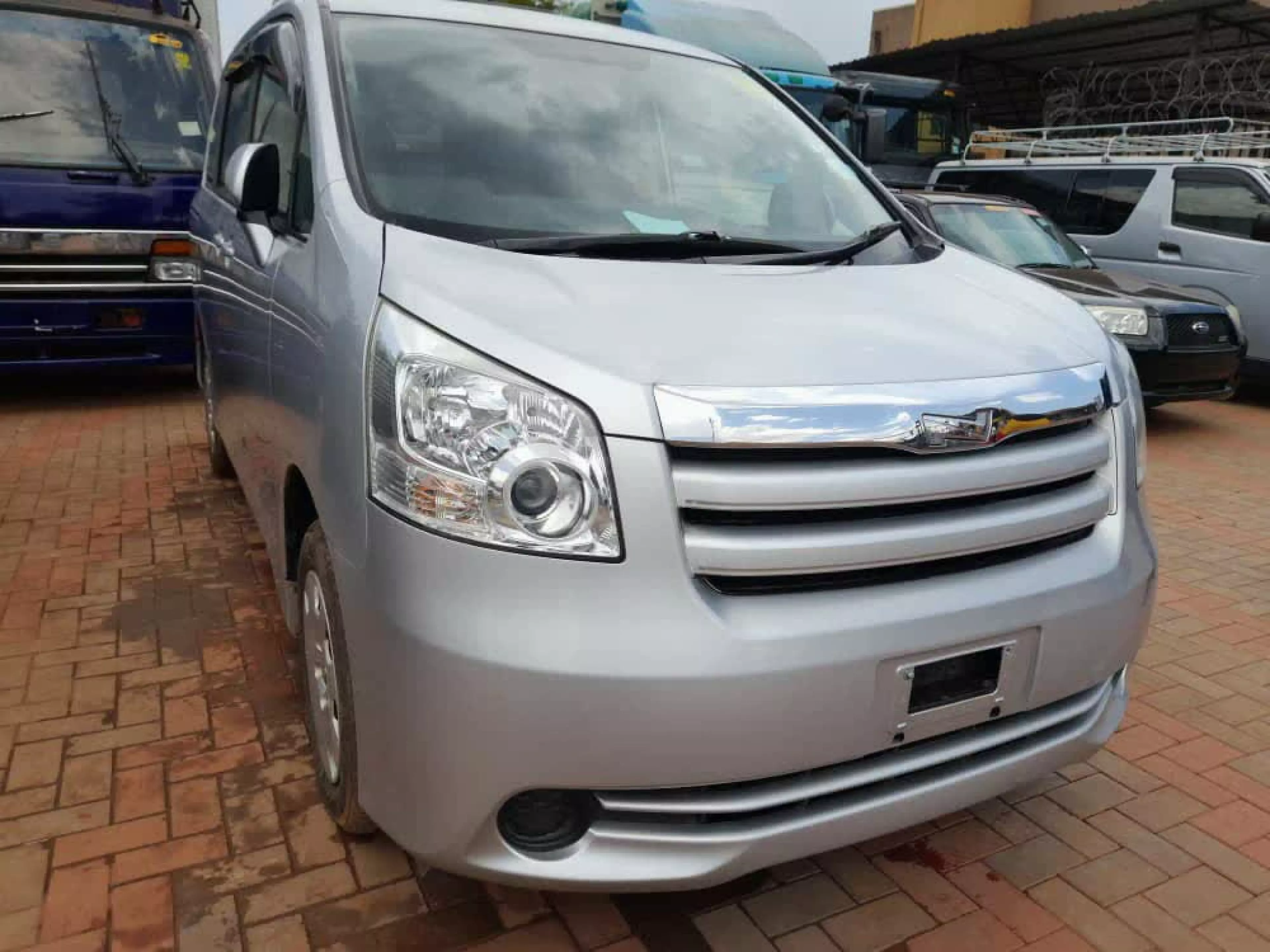 Toyota Noah - 2009