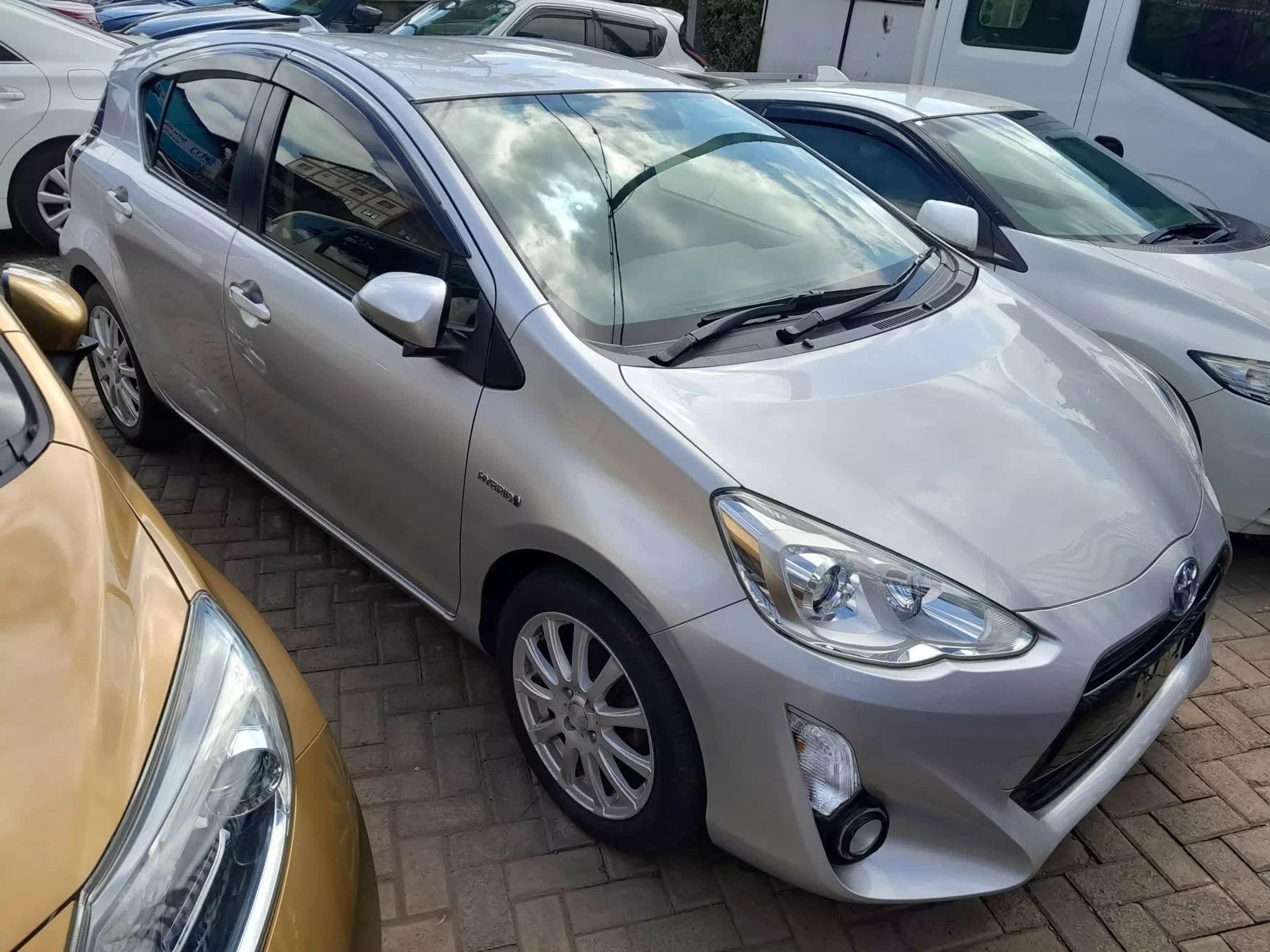 Toyota Aqua Hybrid - 2016