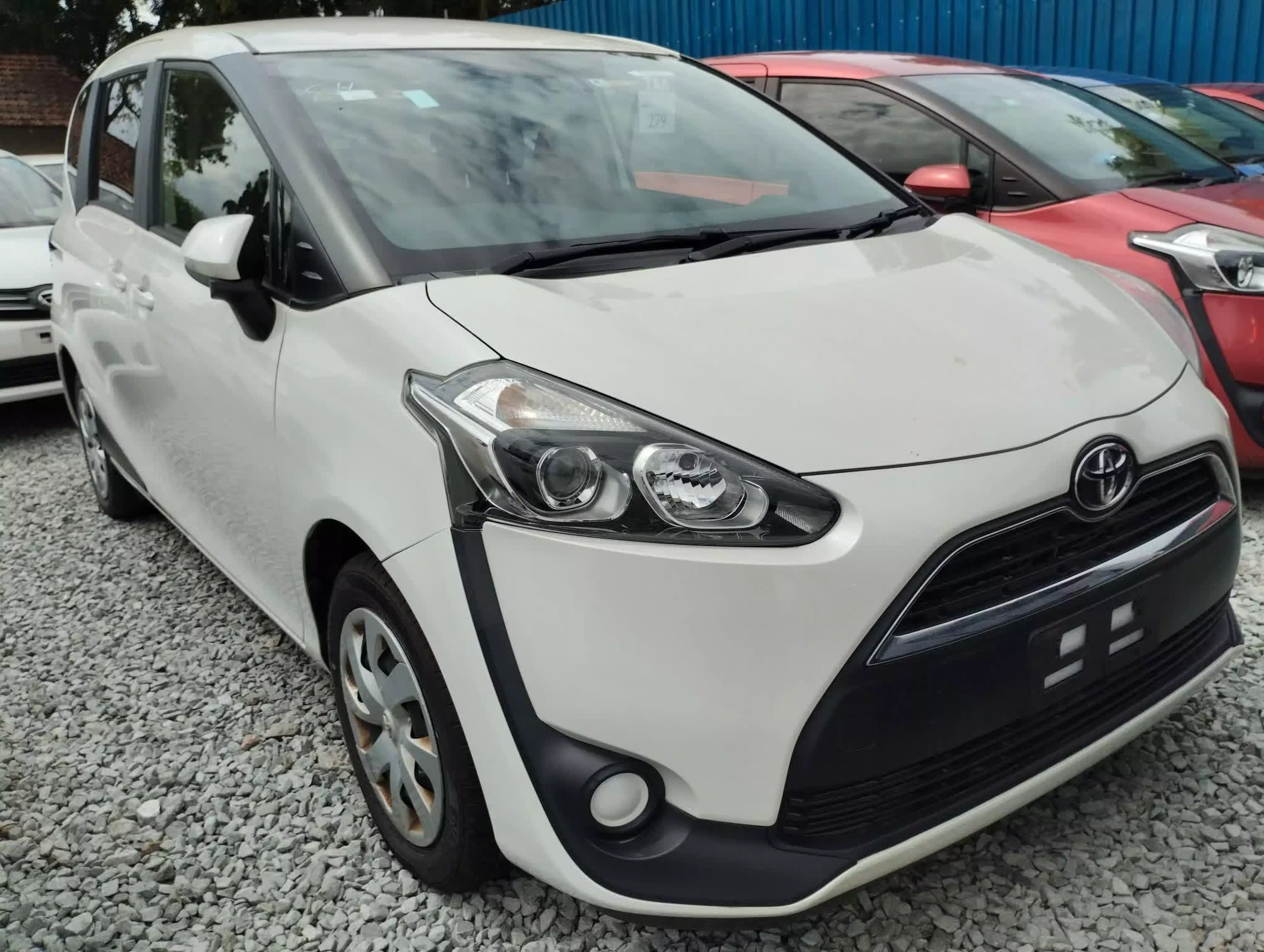Toyota Sienta - 2016