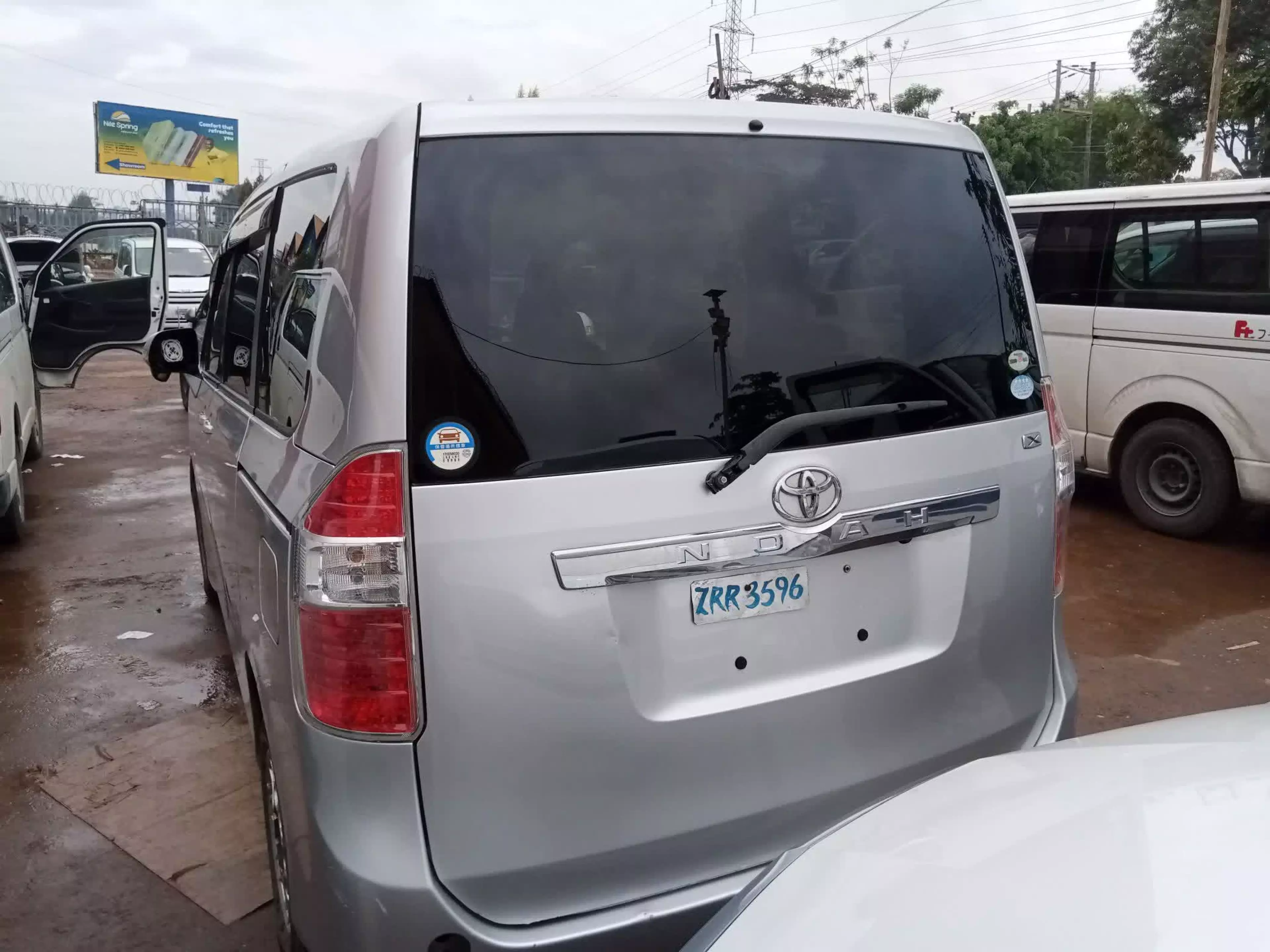 Toyota Noah   - 2009