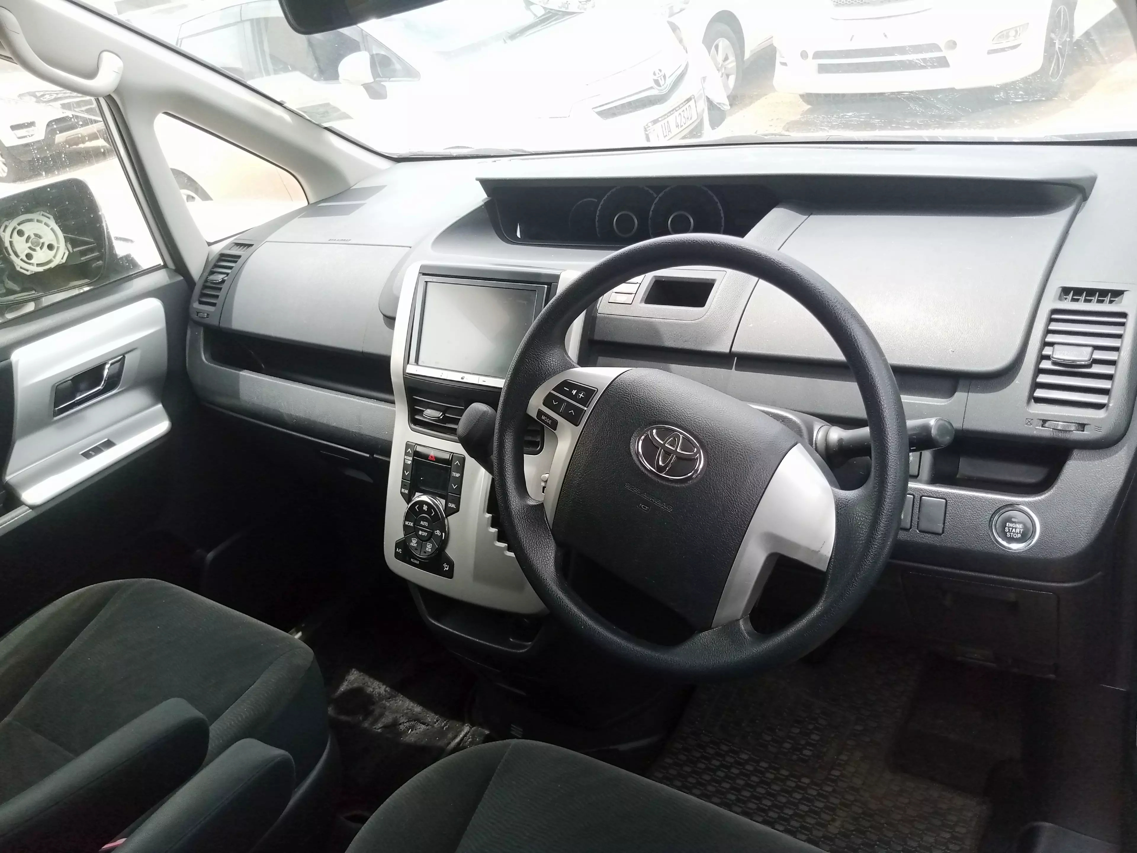 Toyota Noah   - 2011