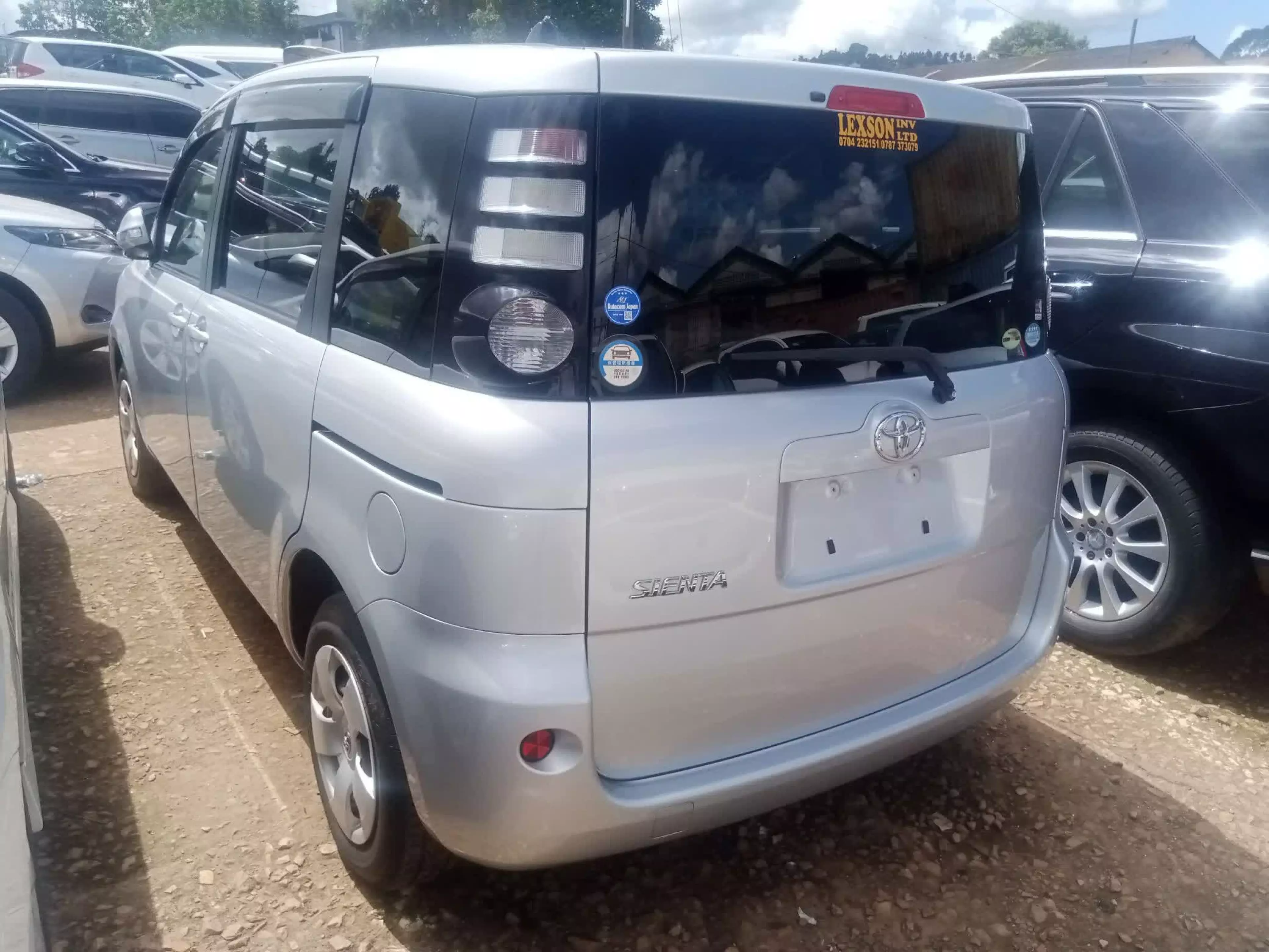 Toyota Sienta   - 2010