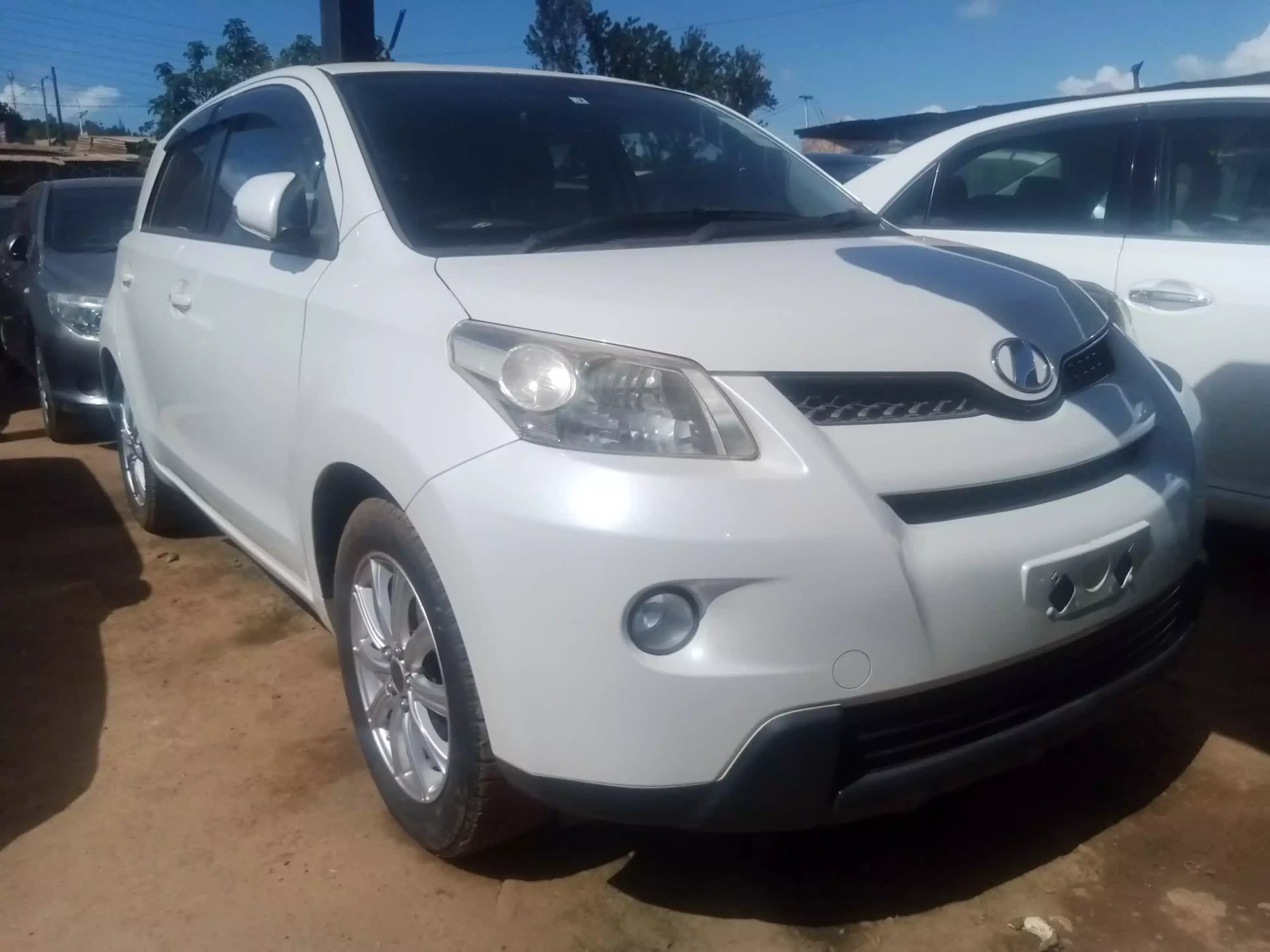 Toyota Ist    - 2010