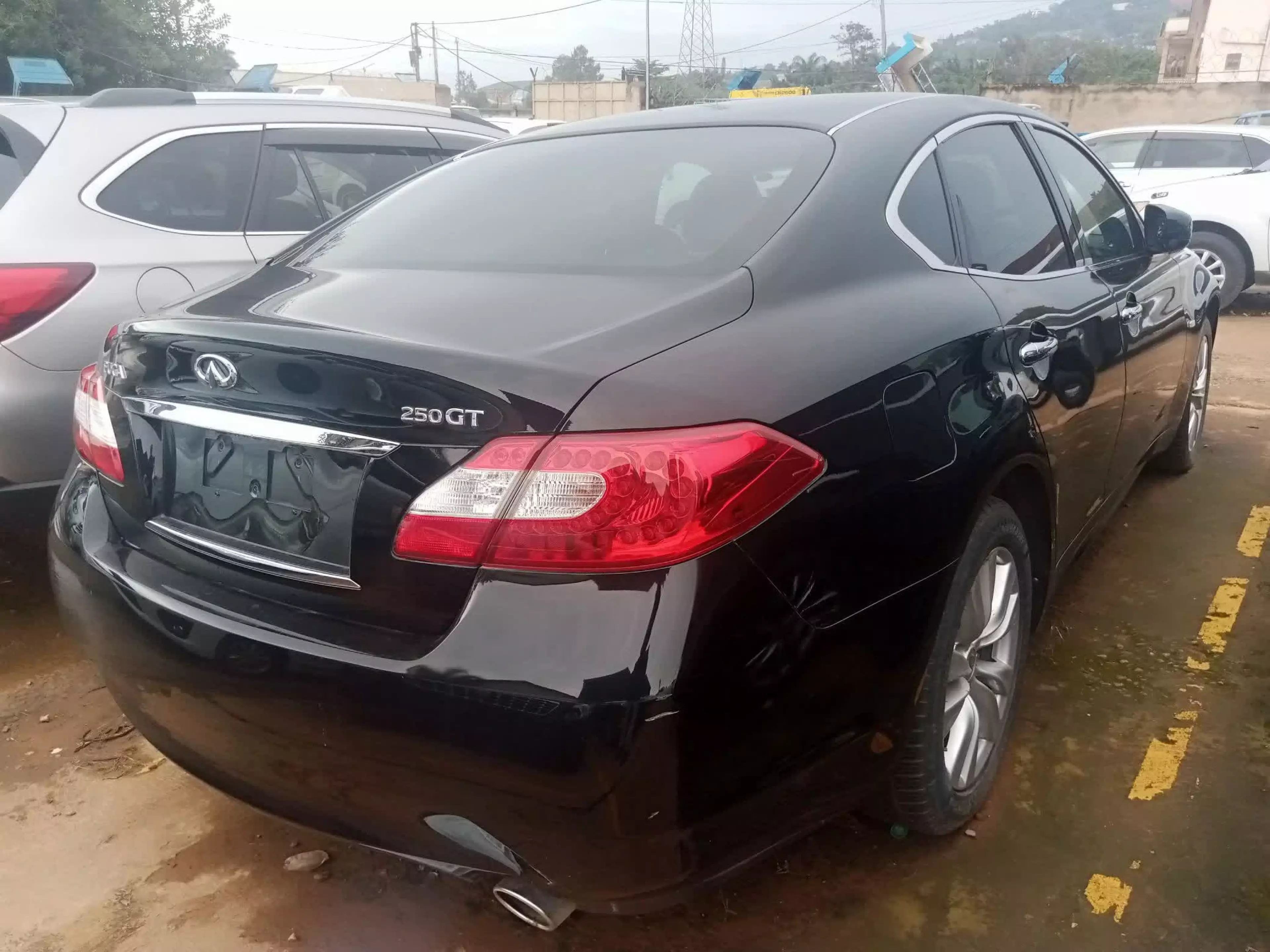 Nissan Fuga    - 2012
