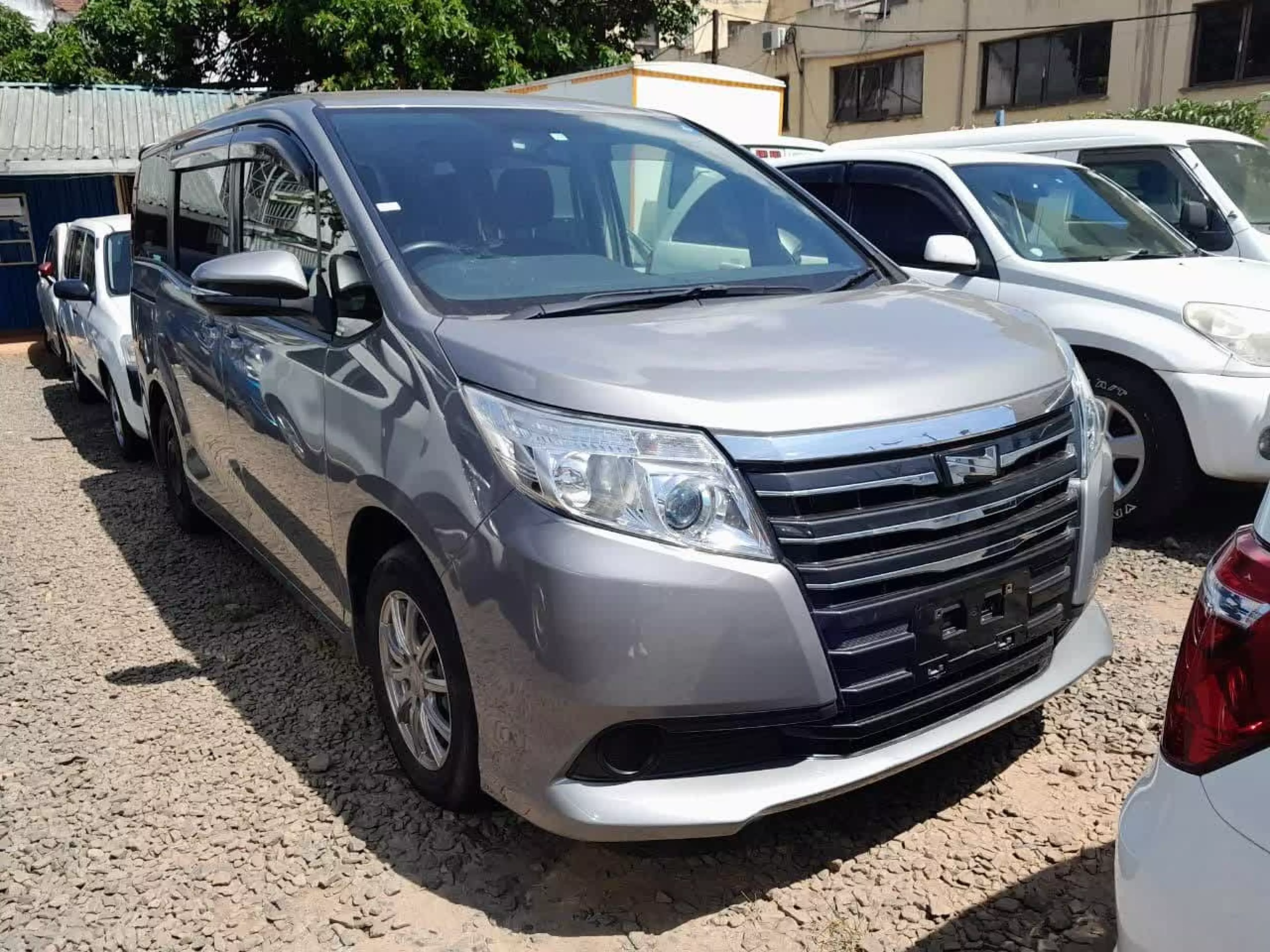 Toyota Noah - 2015