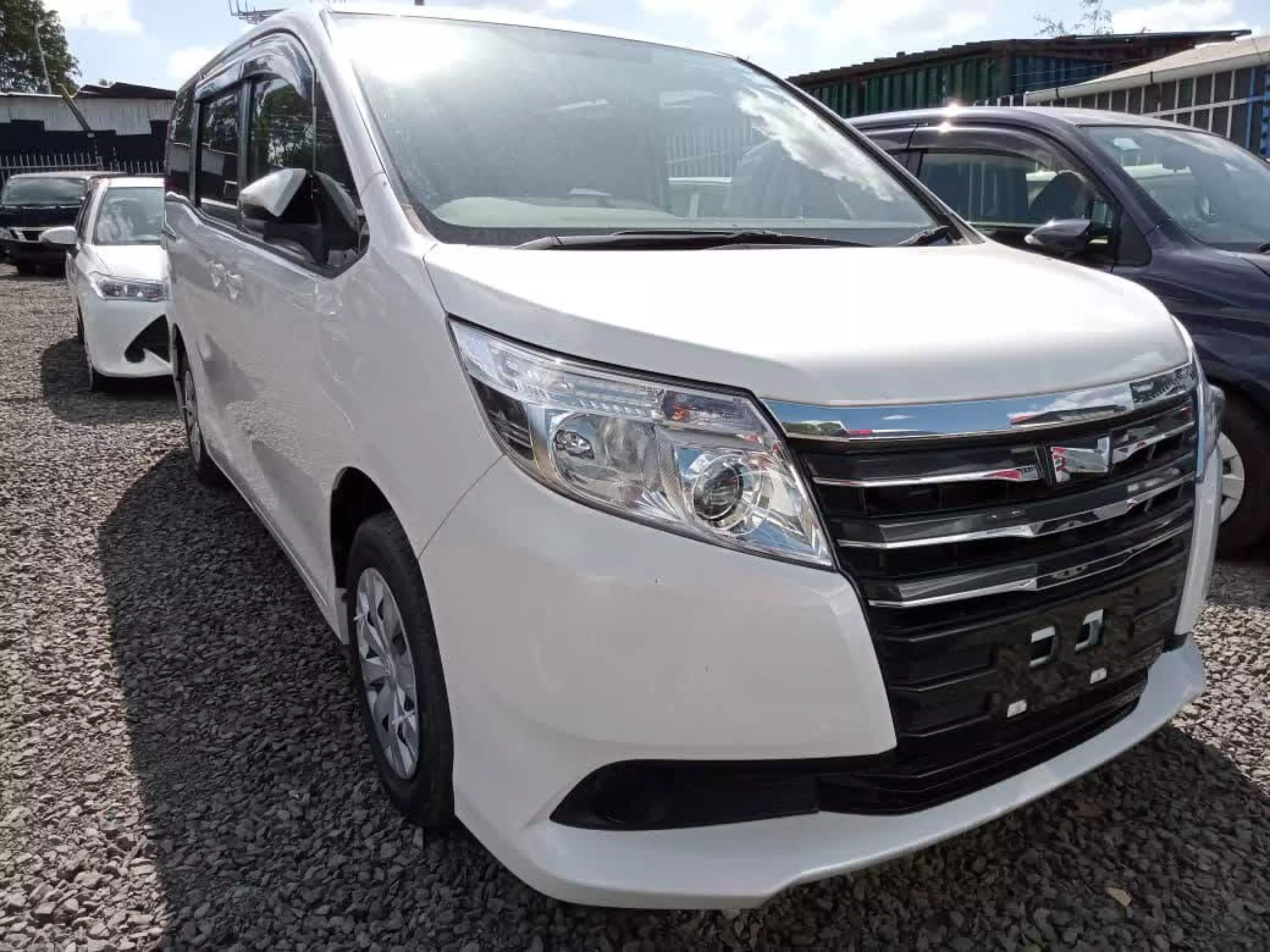 Toyota Noah - 2016