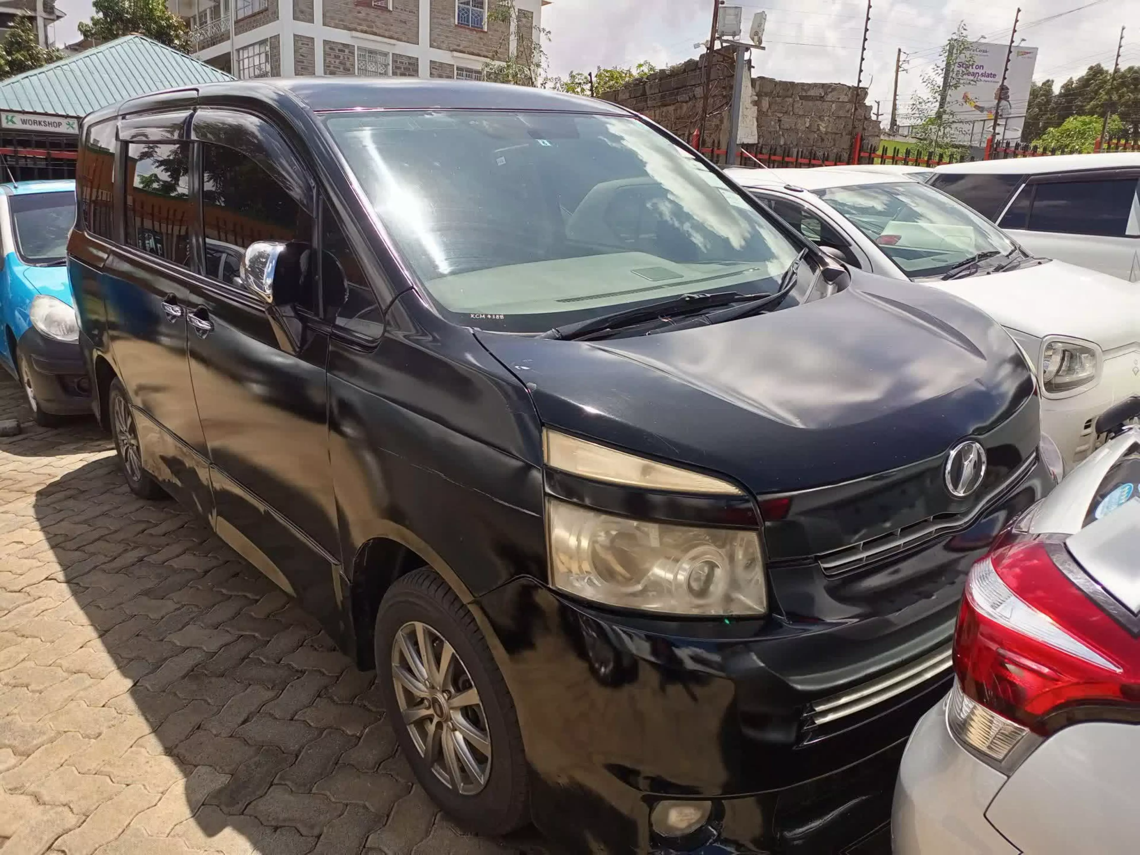Toyota Noah - 2011