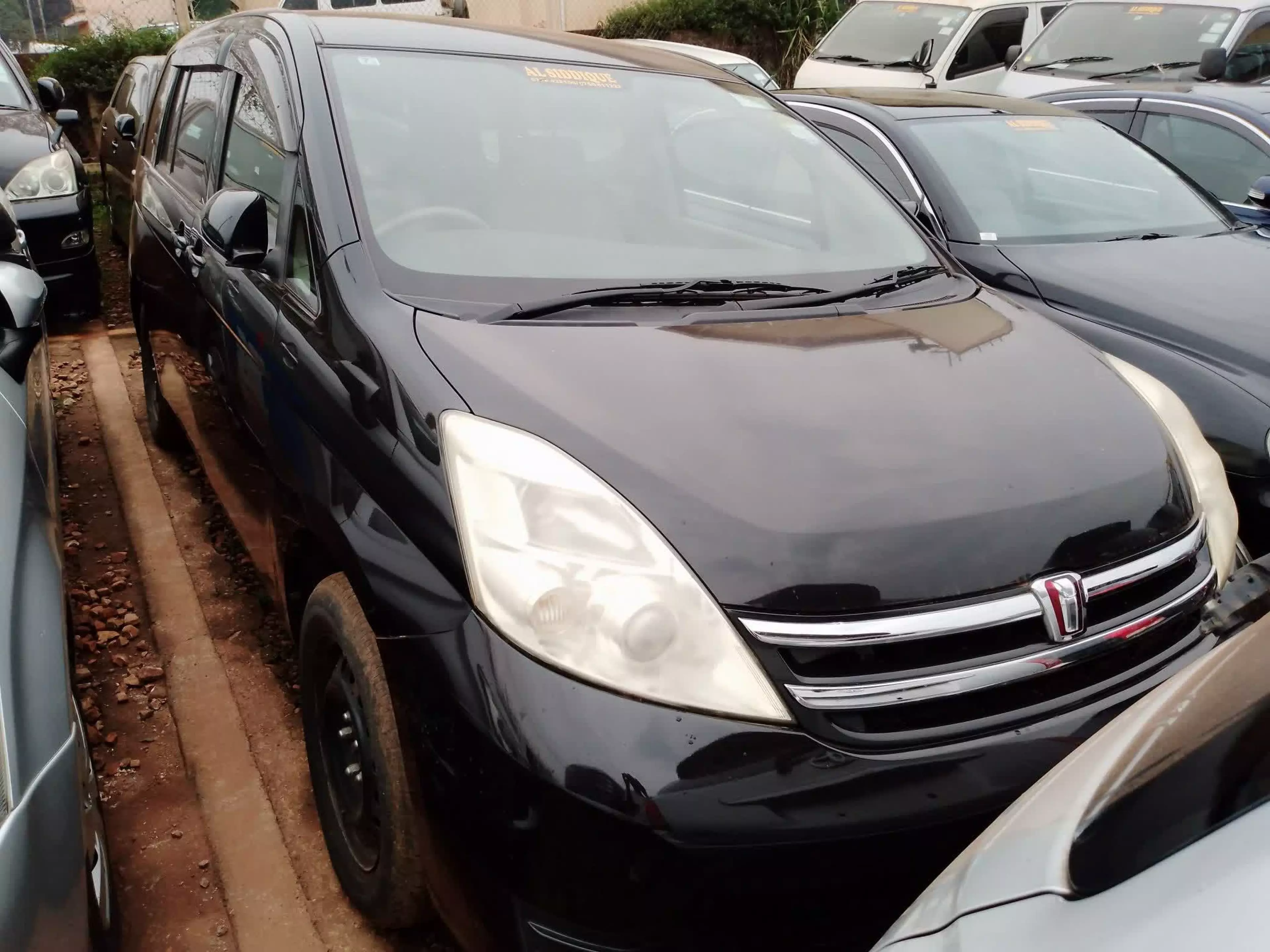 Toyota Isis  - 2010