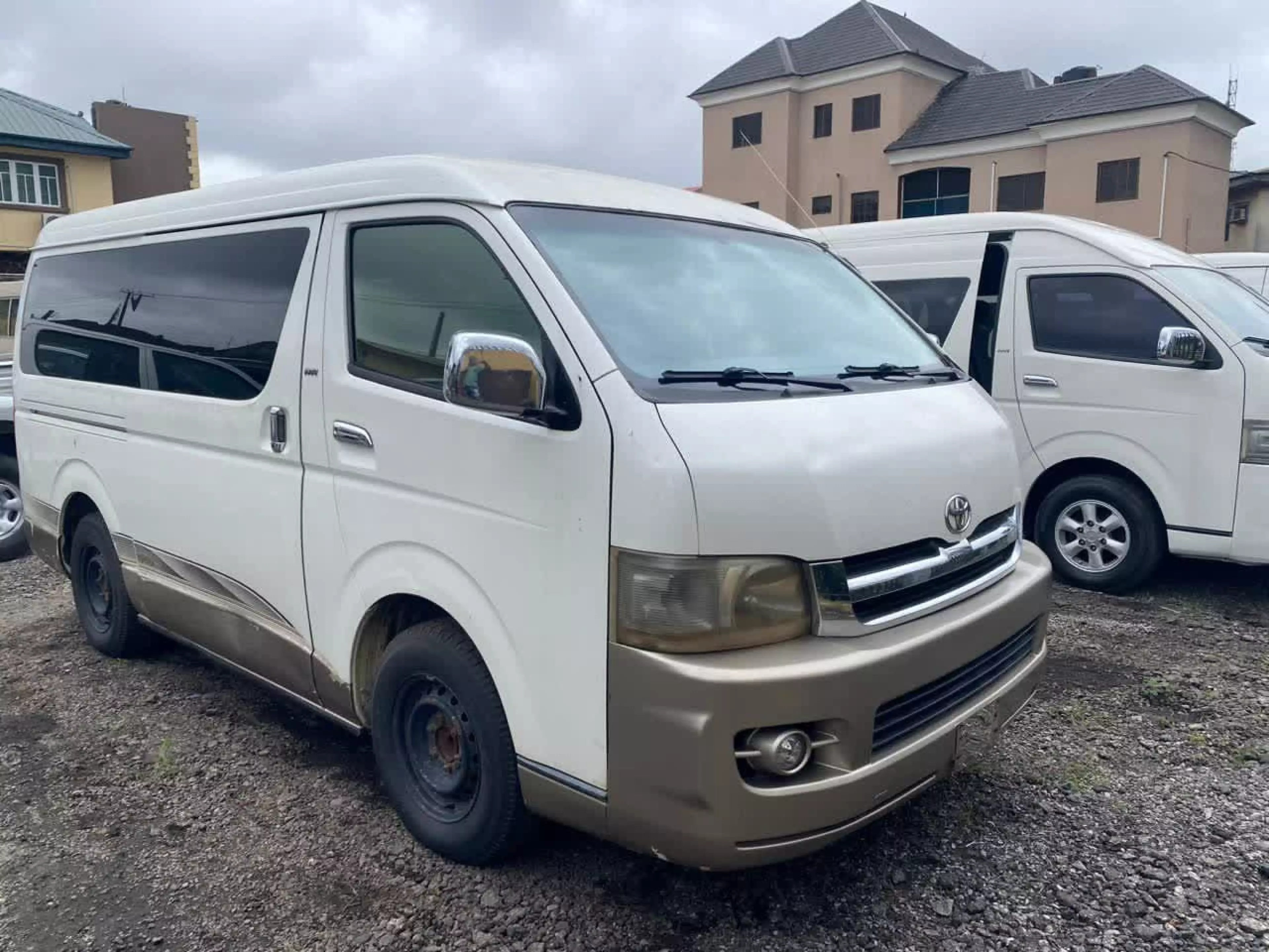 Toyota GrandHiace  - 2015