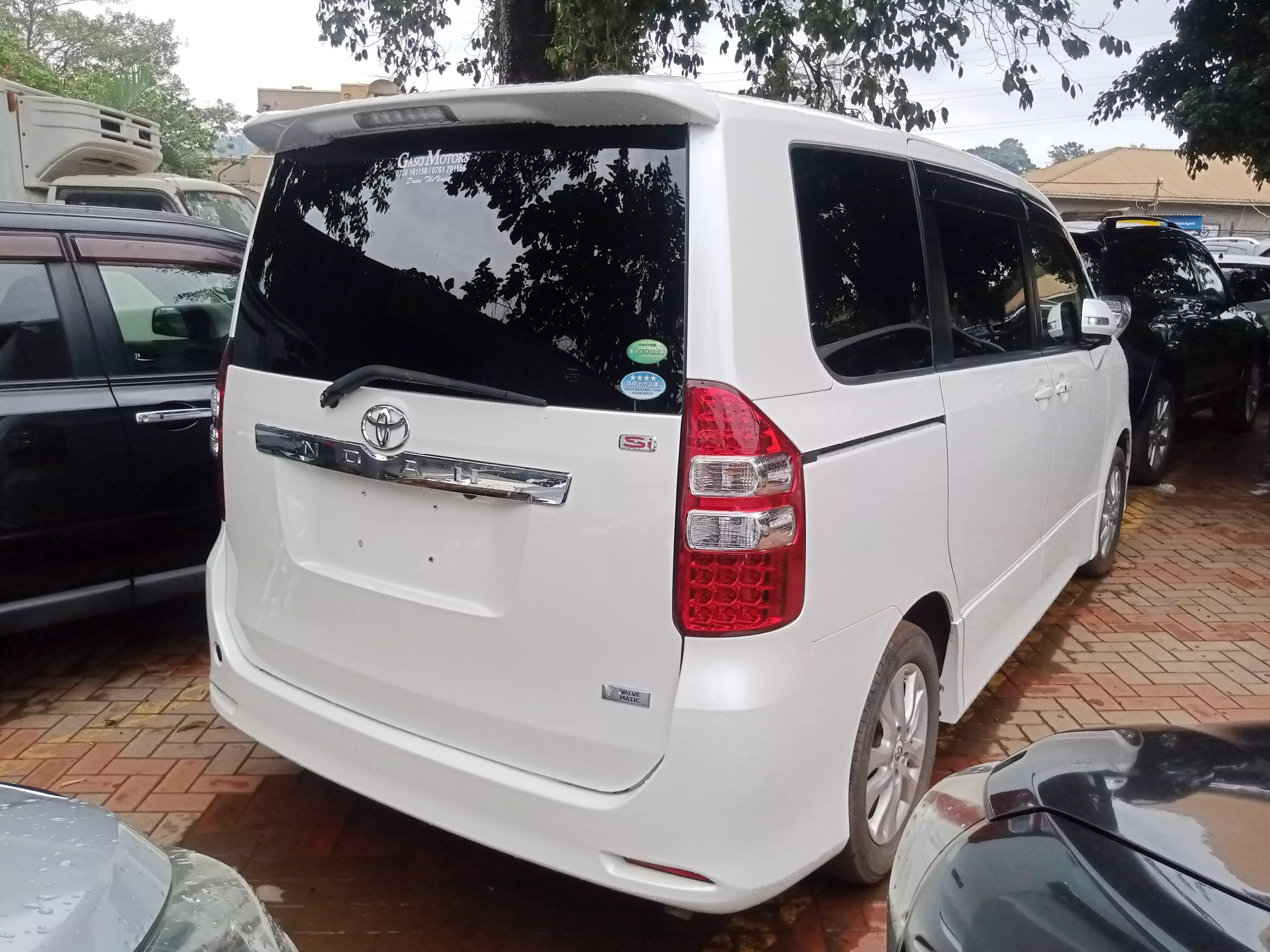 Toyota Noah   - 2012