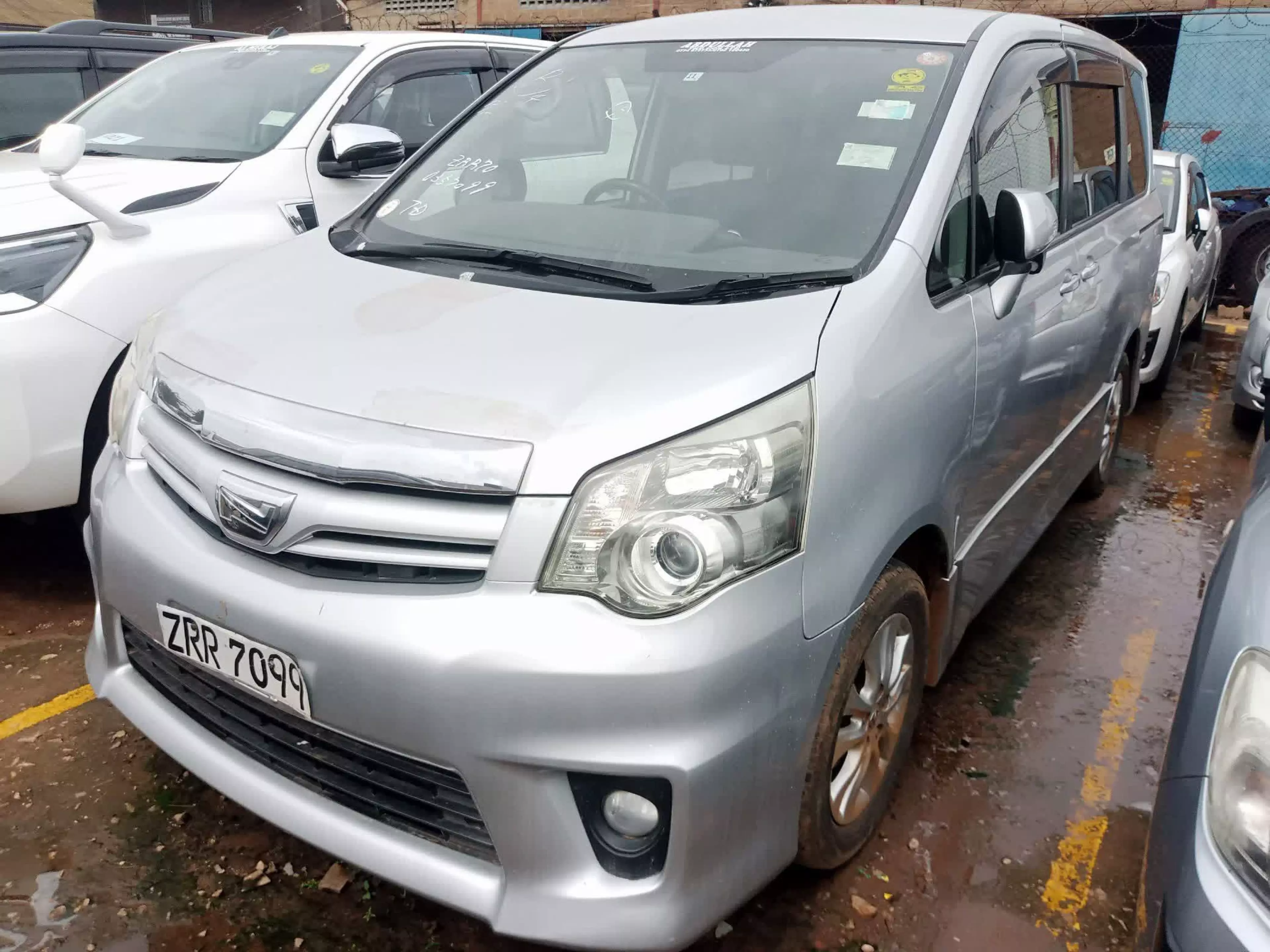 Toyota Noah - 2010