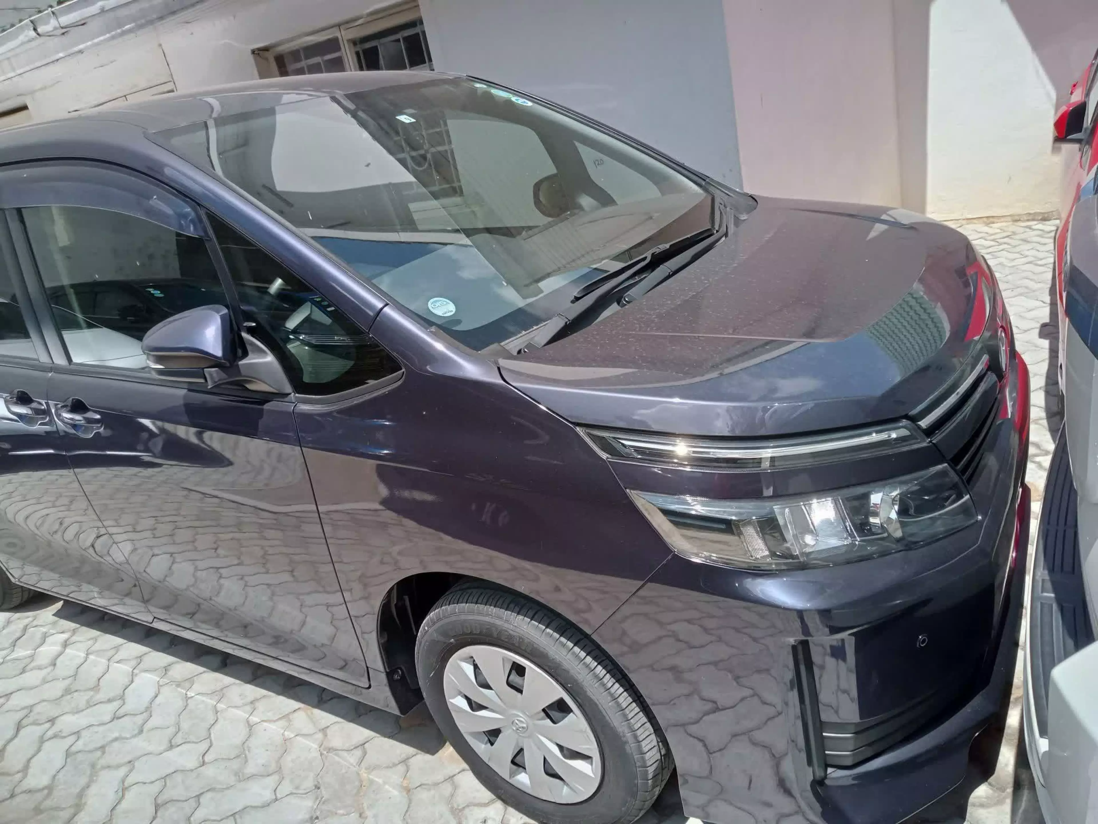 Toyota Voxy  - 2014