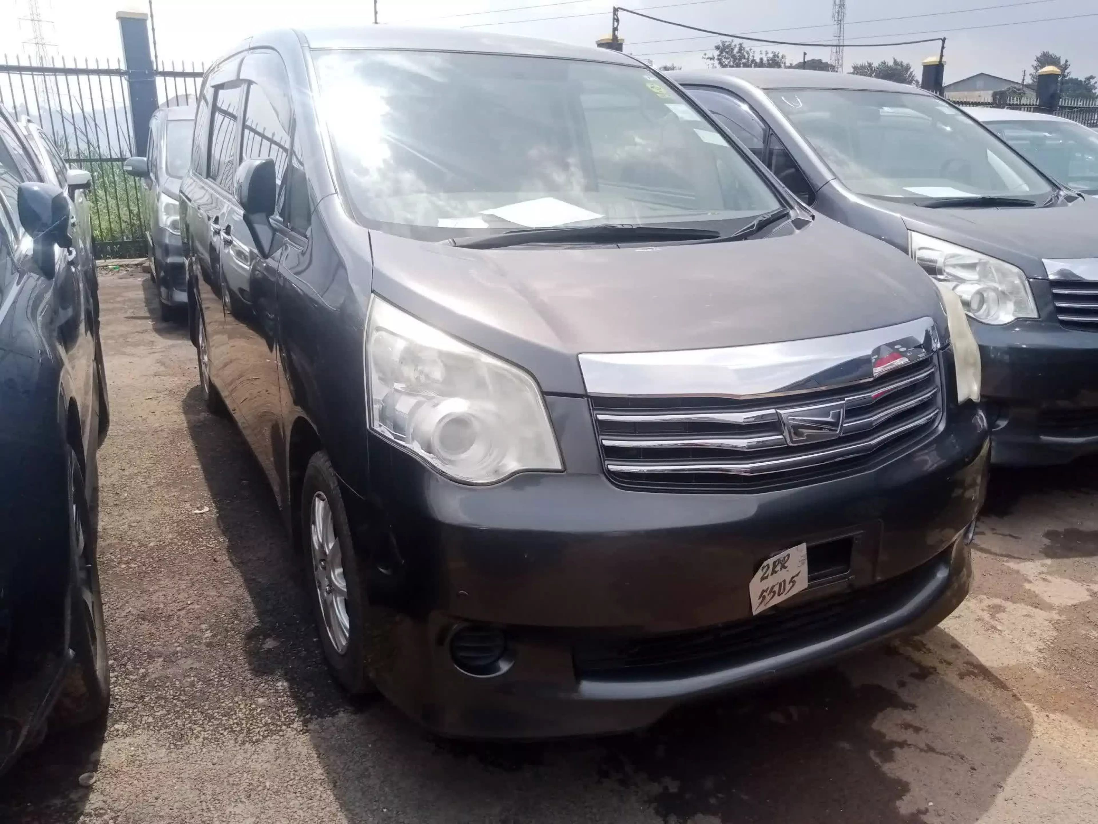 Toyota Noah - 2012