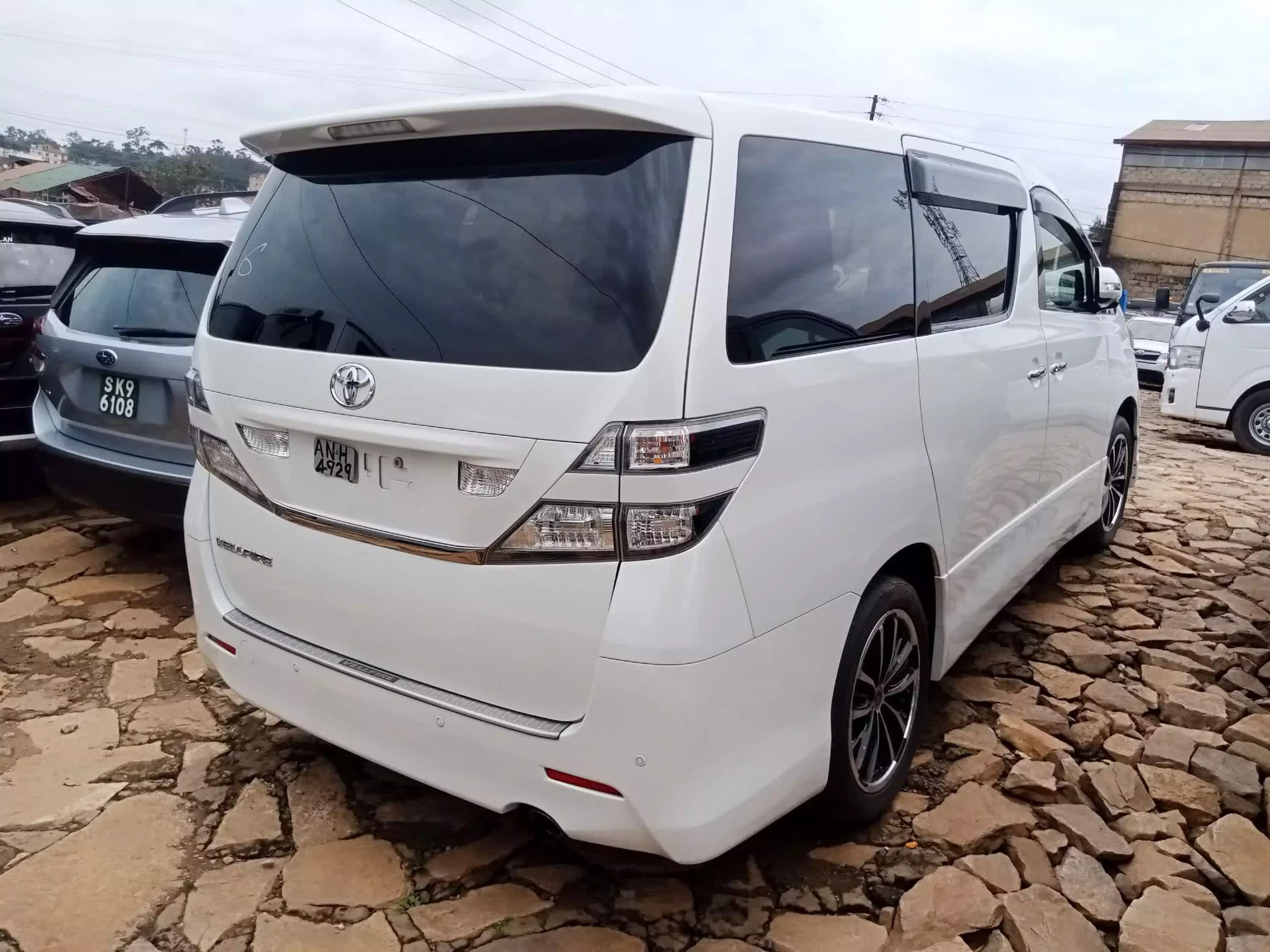 Toyota Vellfire    - 2400