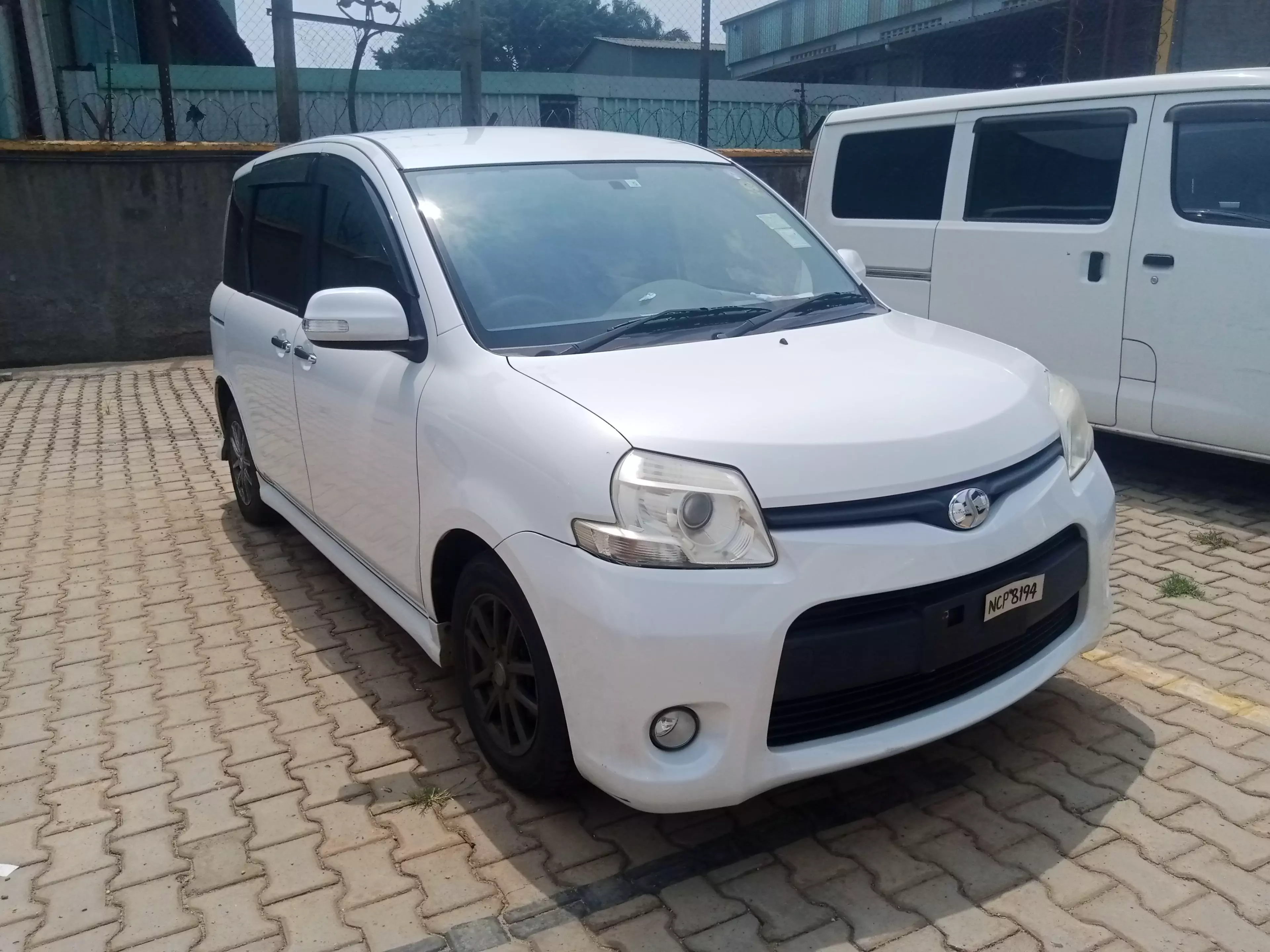 Toyota Sienta   - 2011