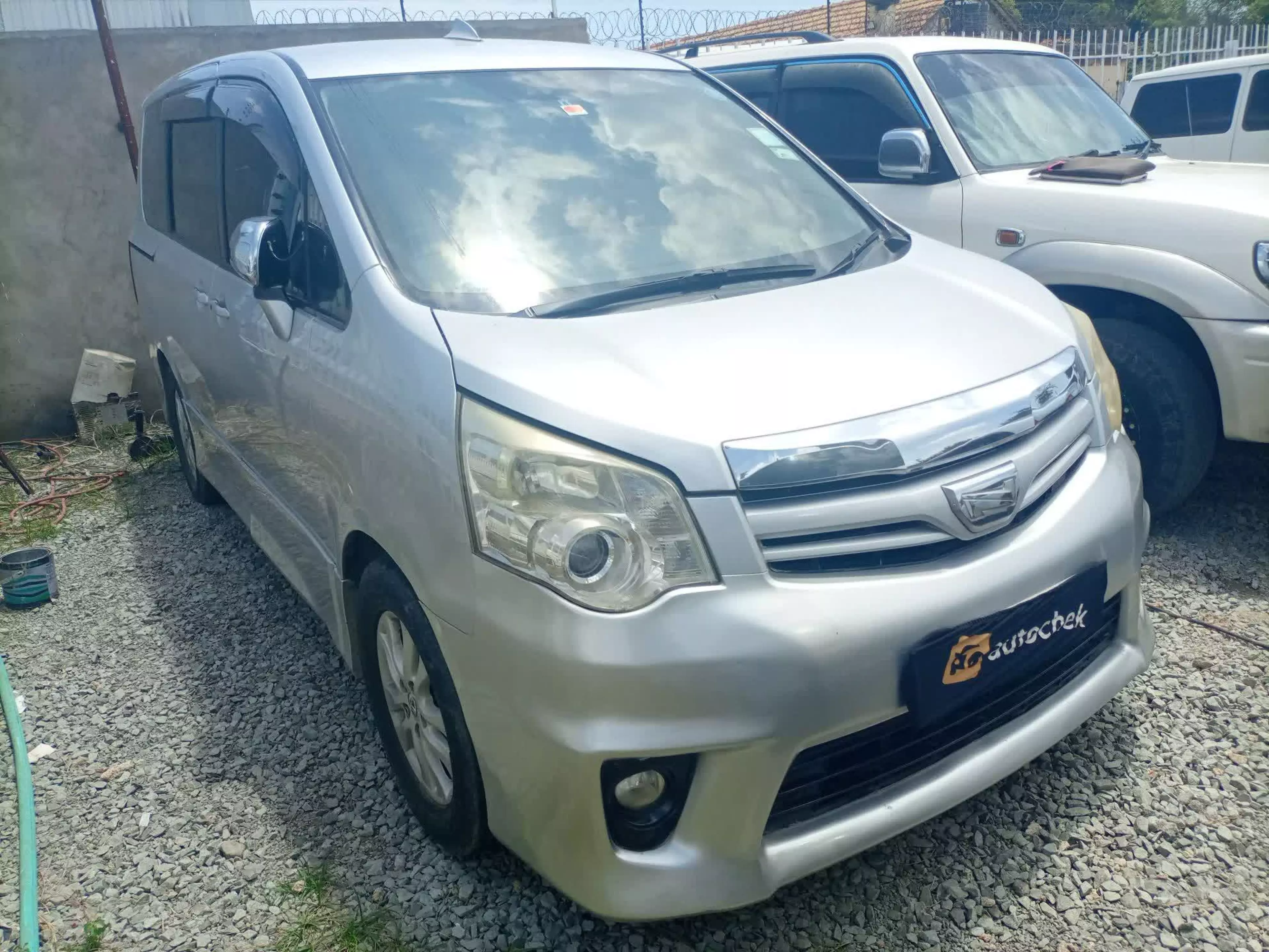 Toyota Noah - 2010