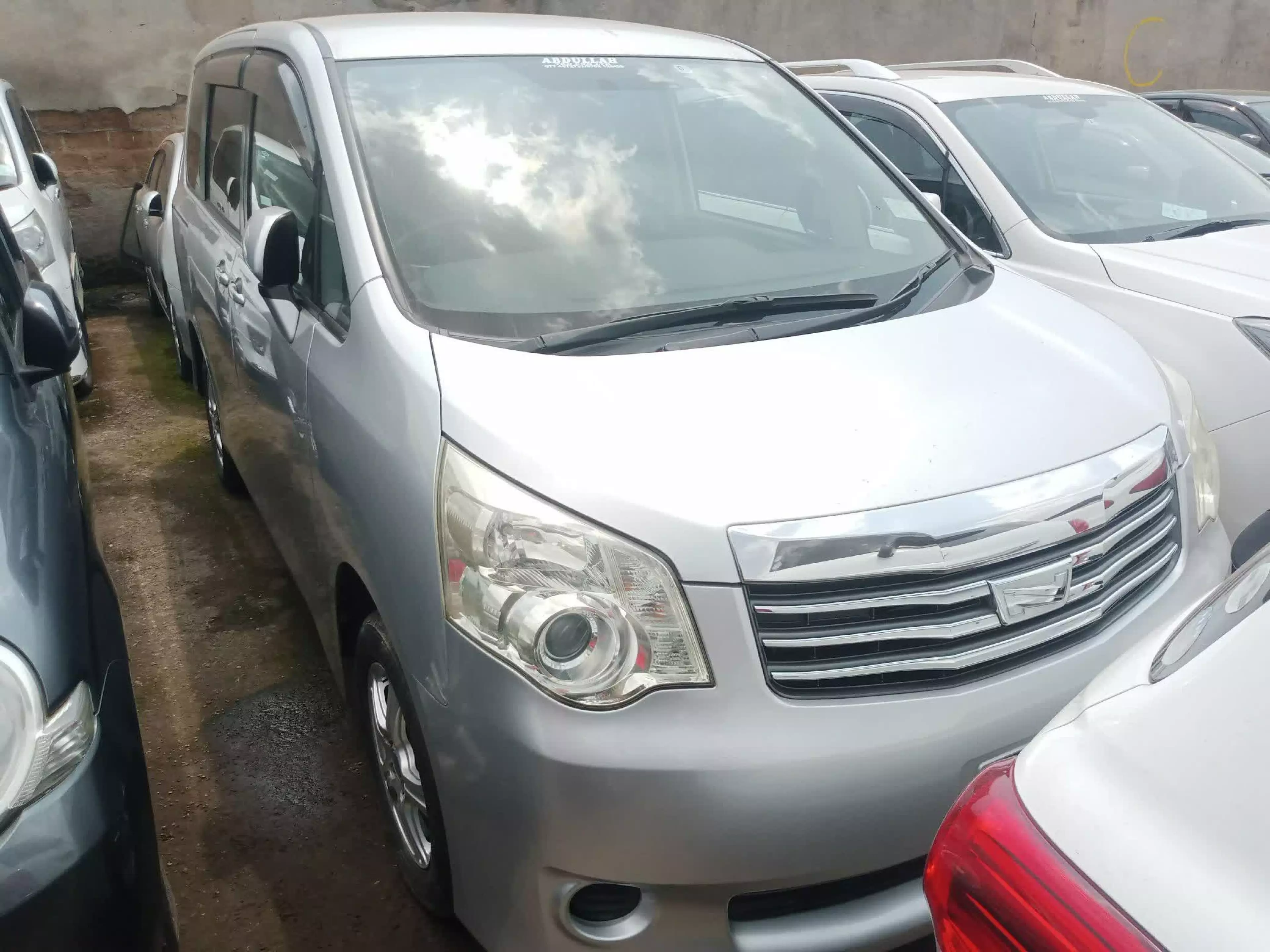 Toyota Noah - 2010