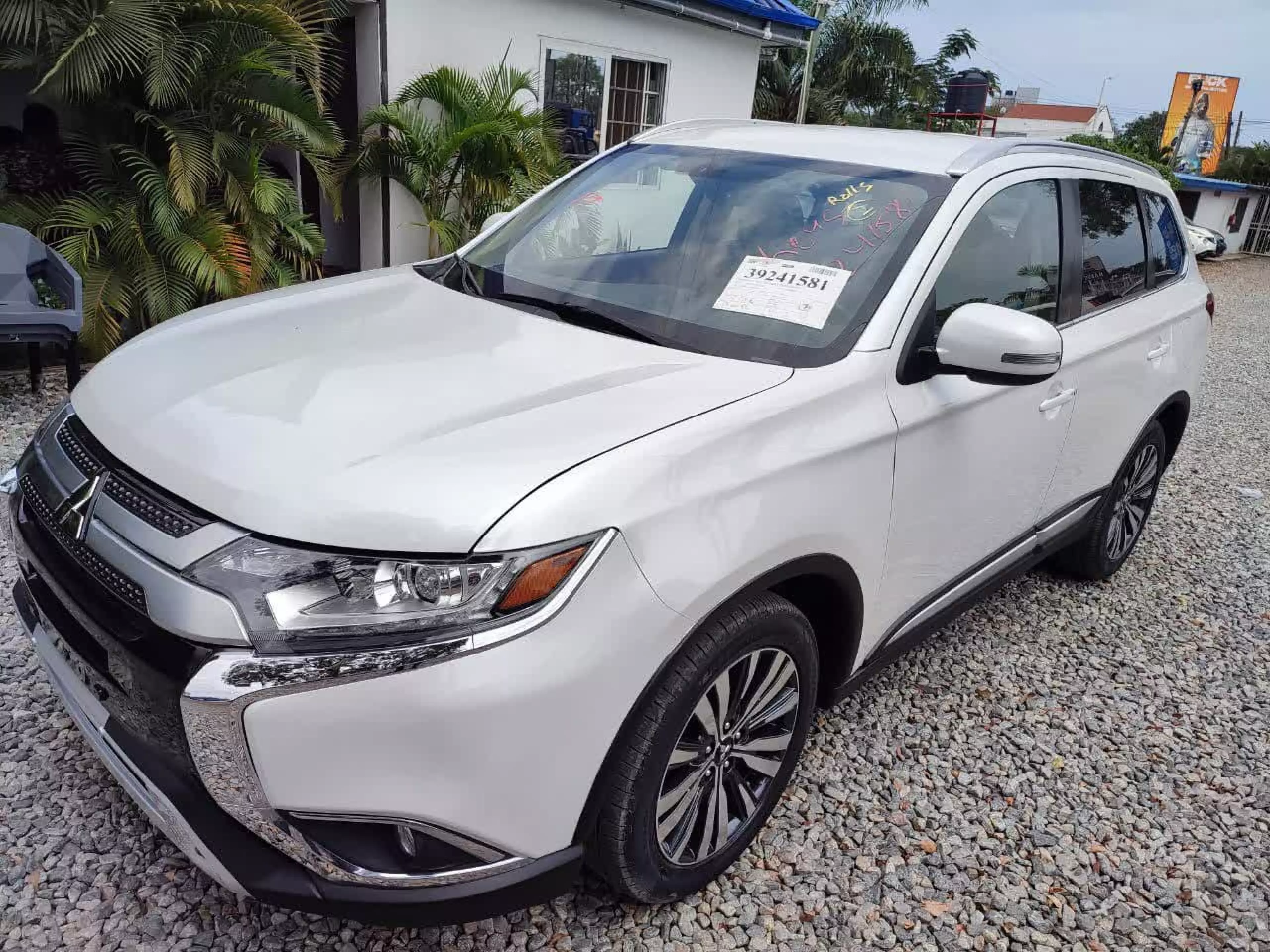 Mitsubishi OUTLANDER   - 2019