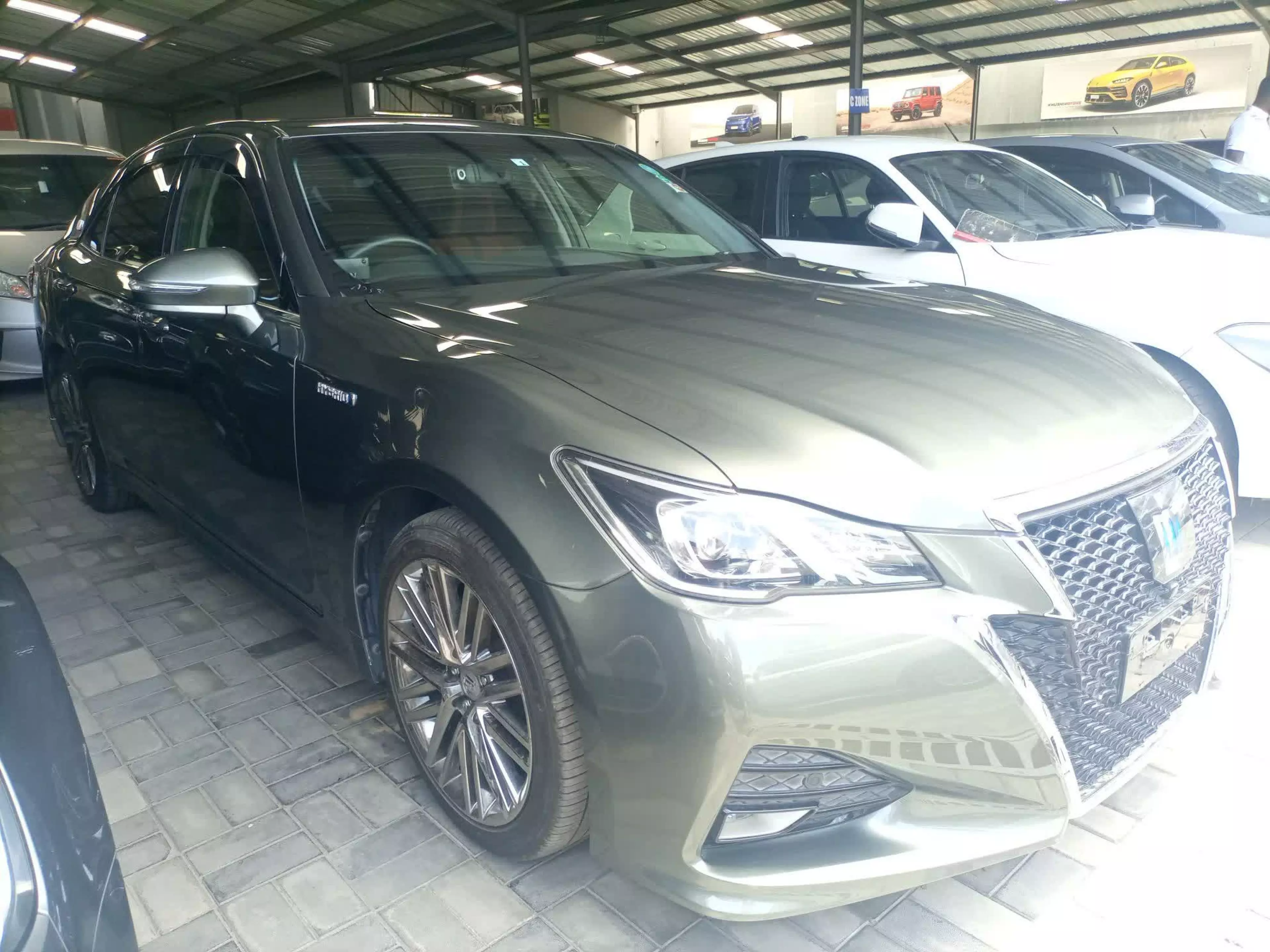 Toyota Crown Athlete G Hybrid - 2016