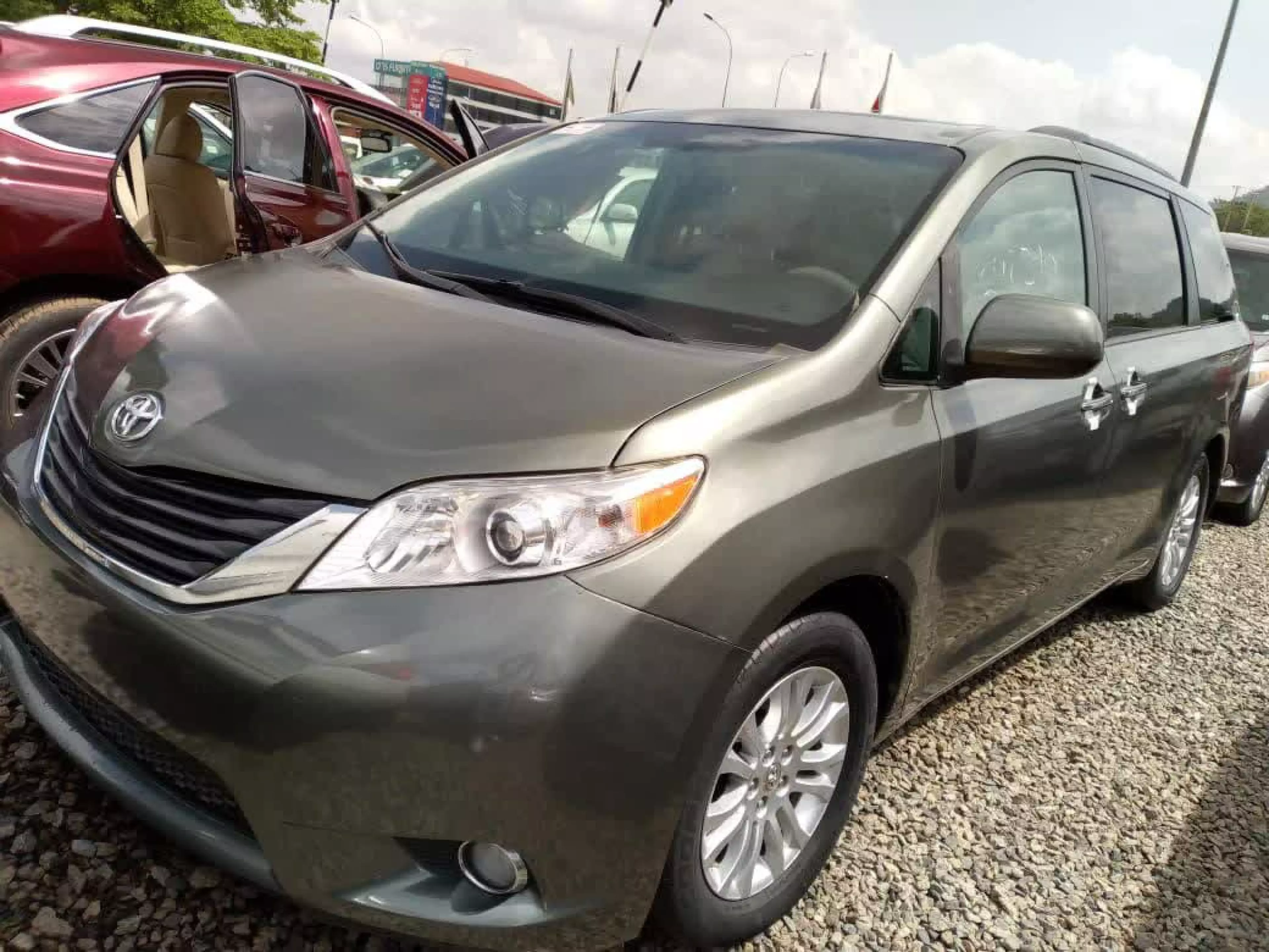 Toyota Sienna - 2011
