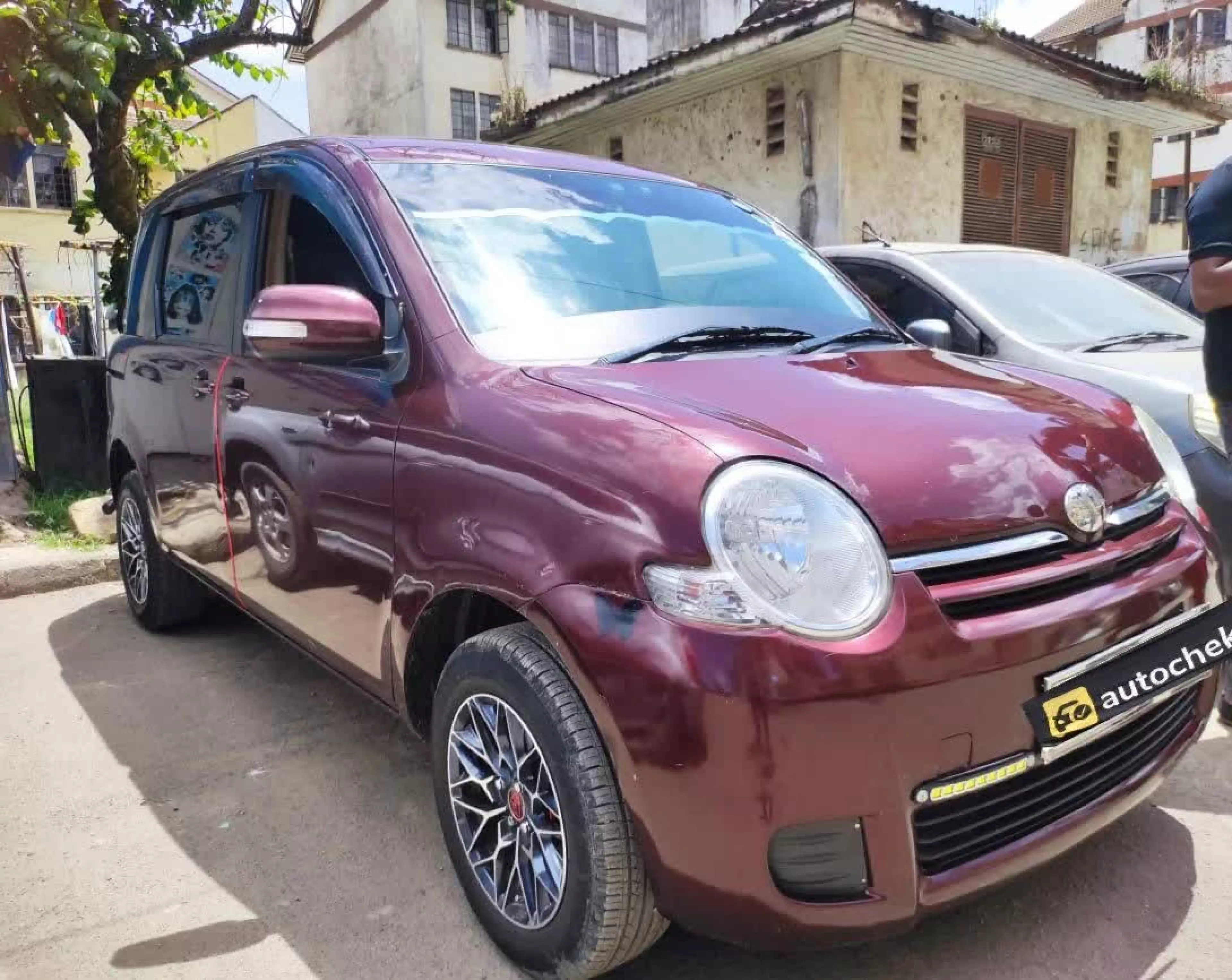 Toyota Sienta - 2012