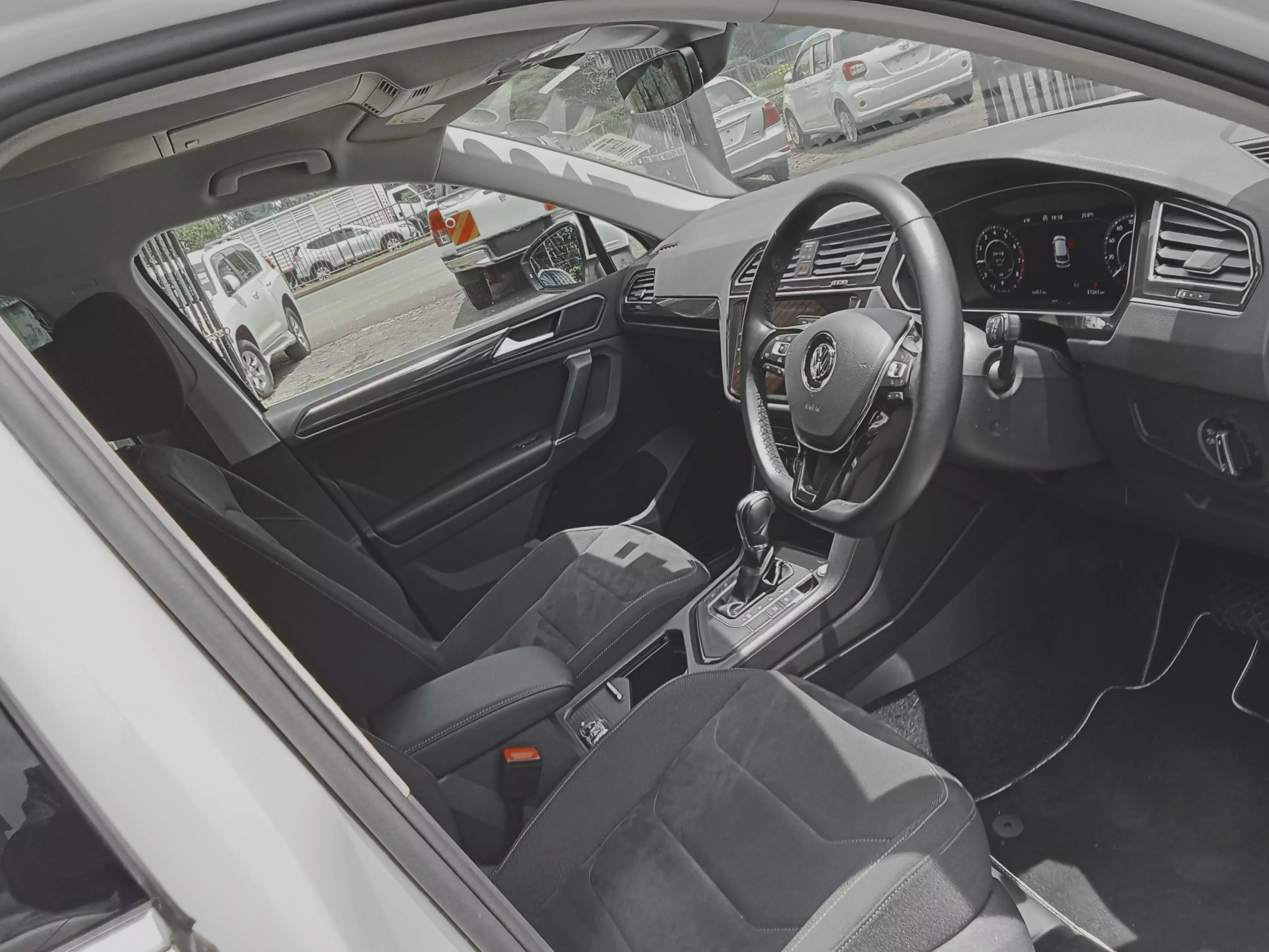Volkswagen Tiguan   - 2017
