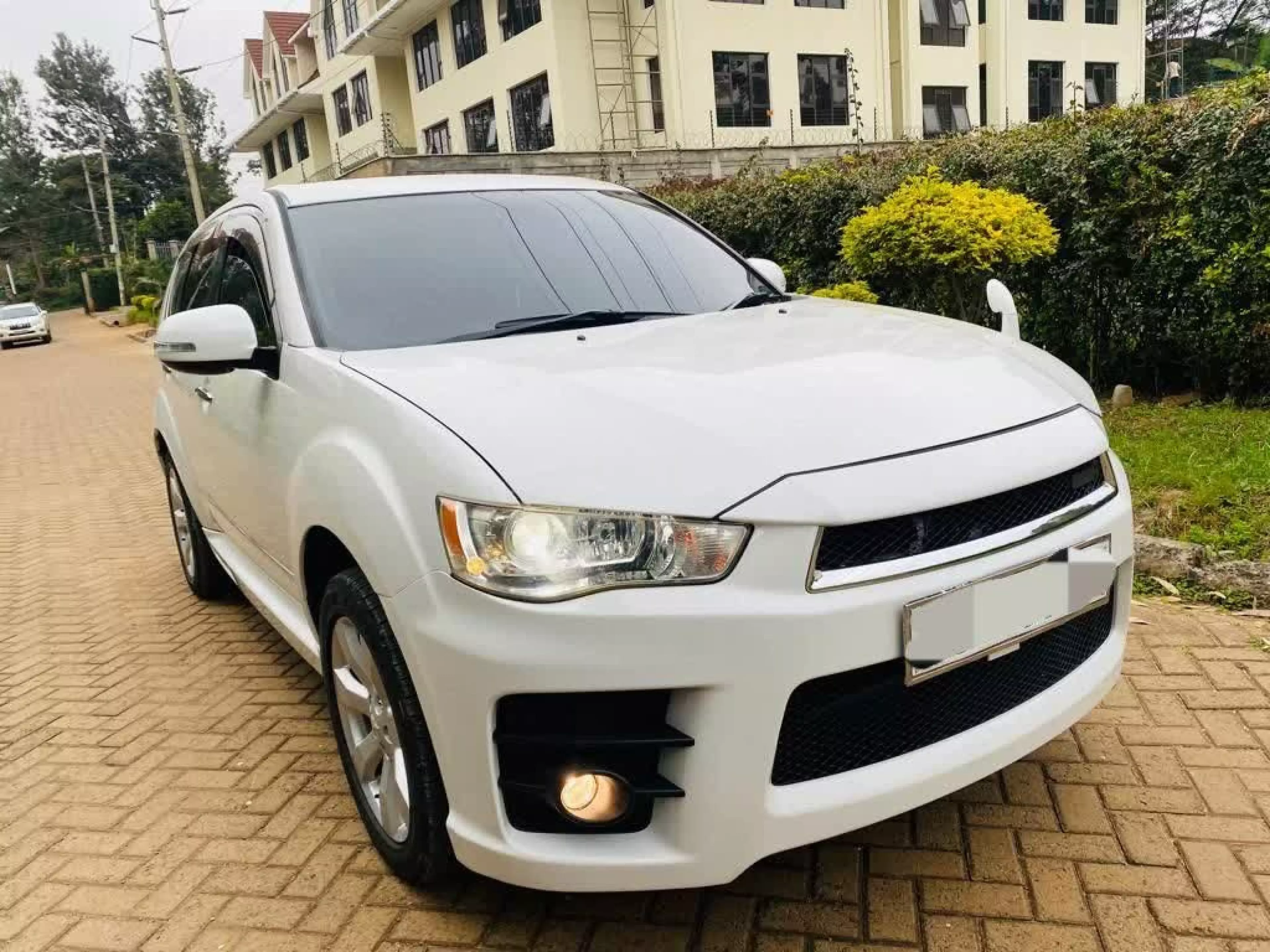 Mitsubishi OUTLANDER - 2012