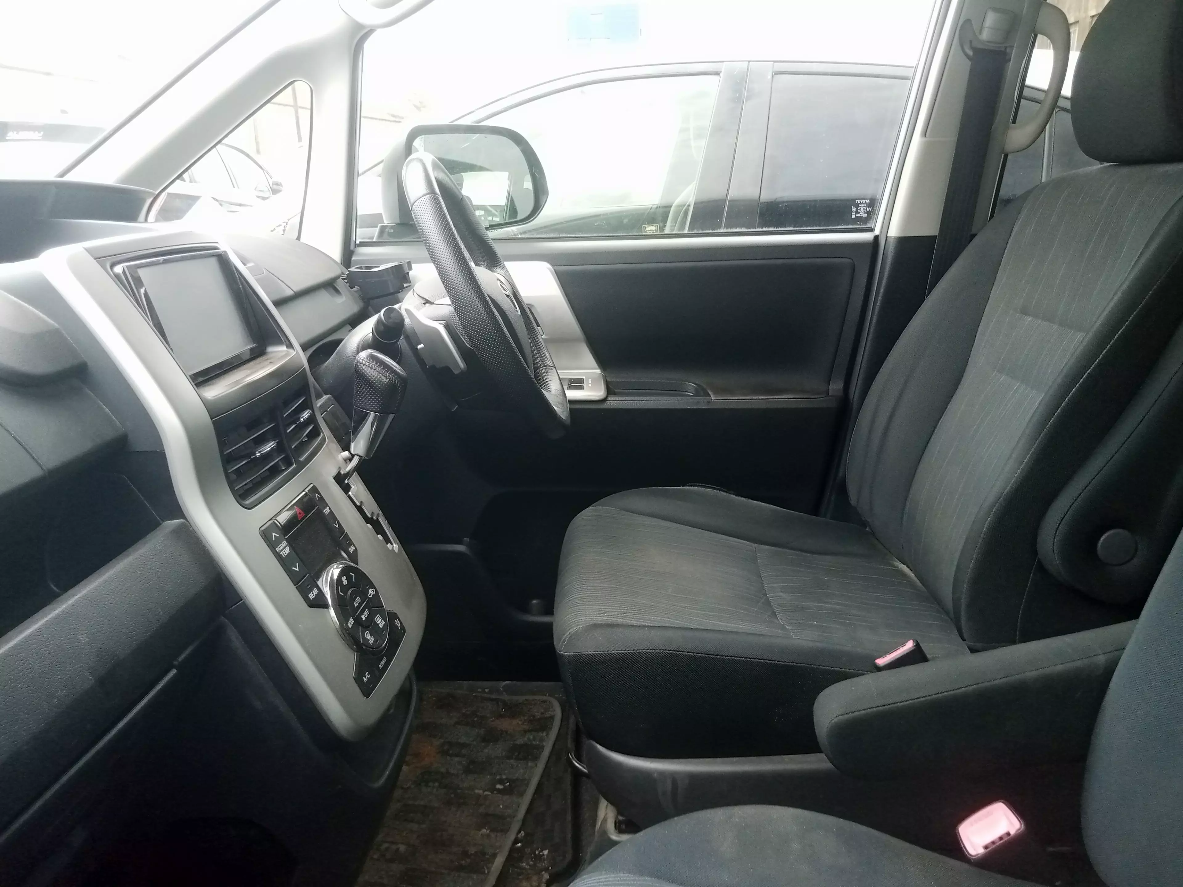 Toyota Noah   - 2012