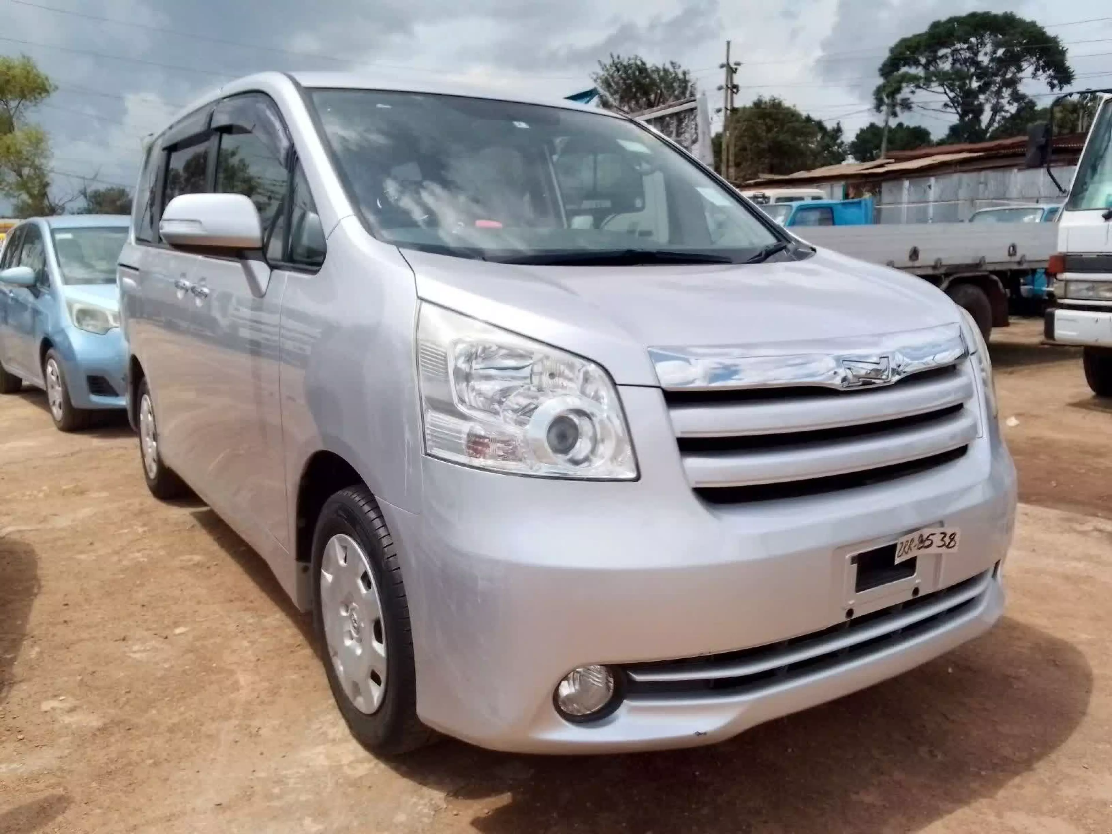Toyota Noah - 2009
