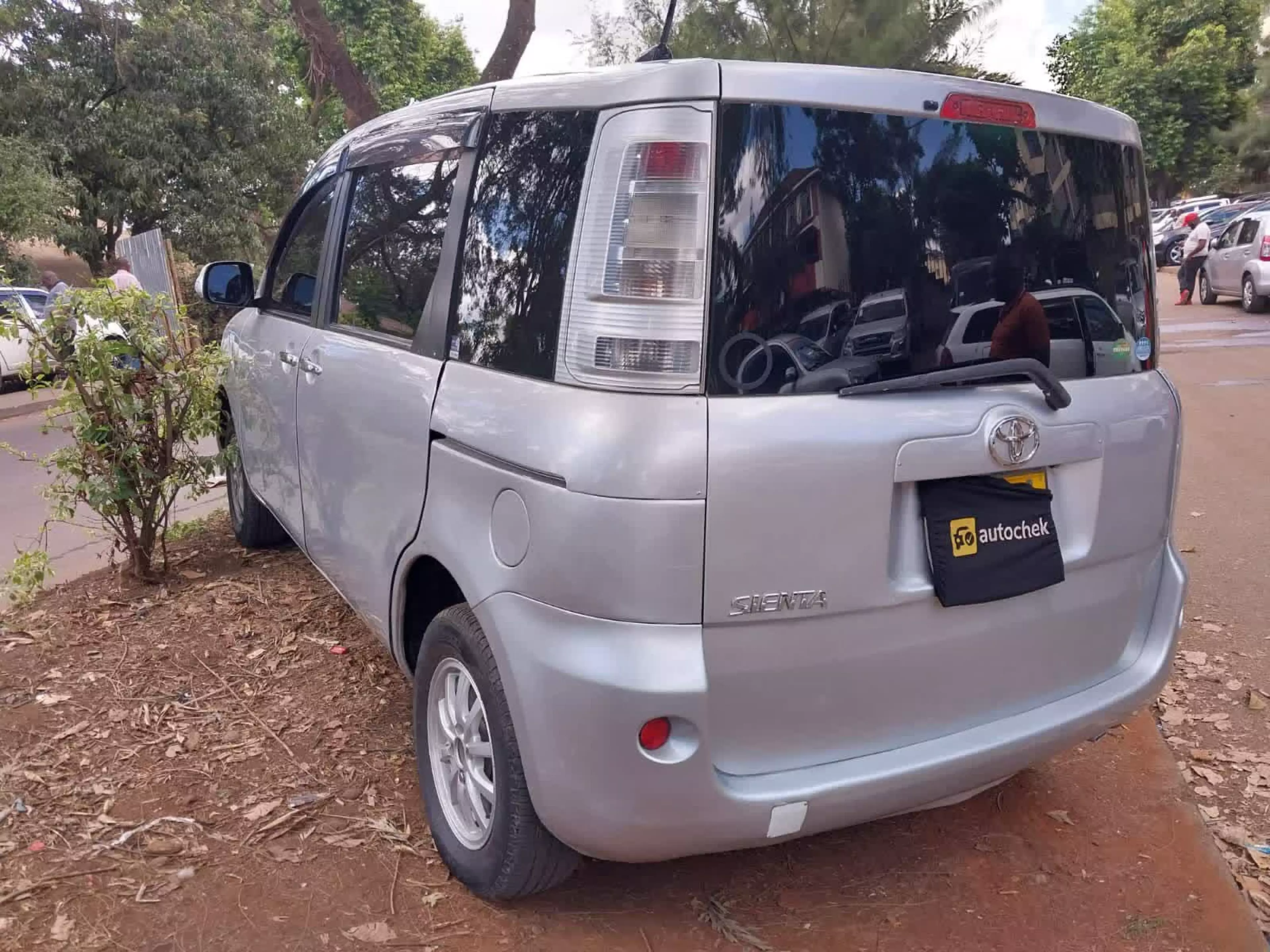 Toyota Sienta - 2013