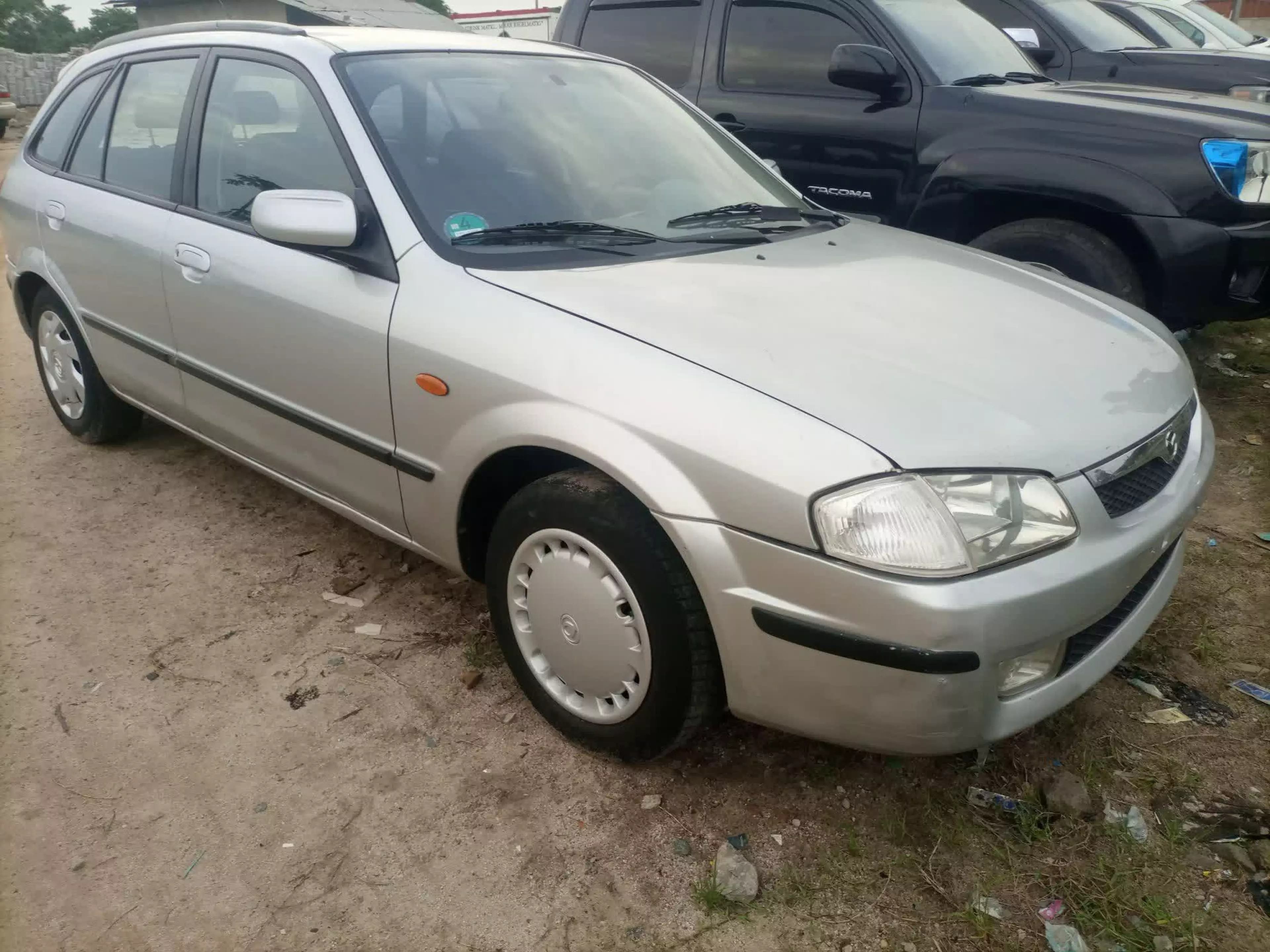 Mazda 323   - 2002