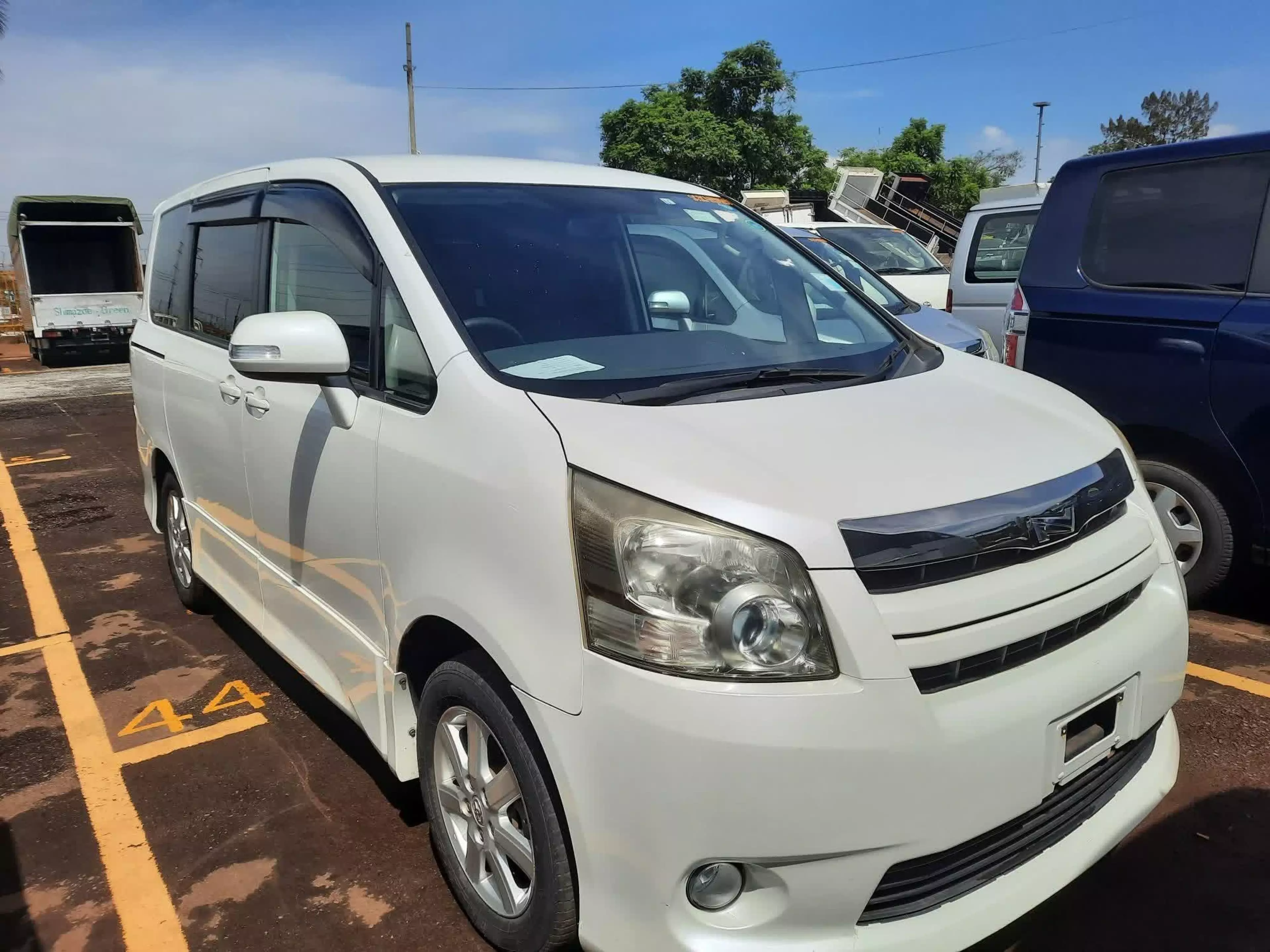Toyota Noah - 2009