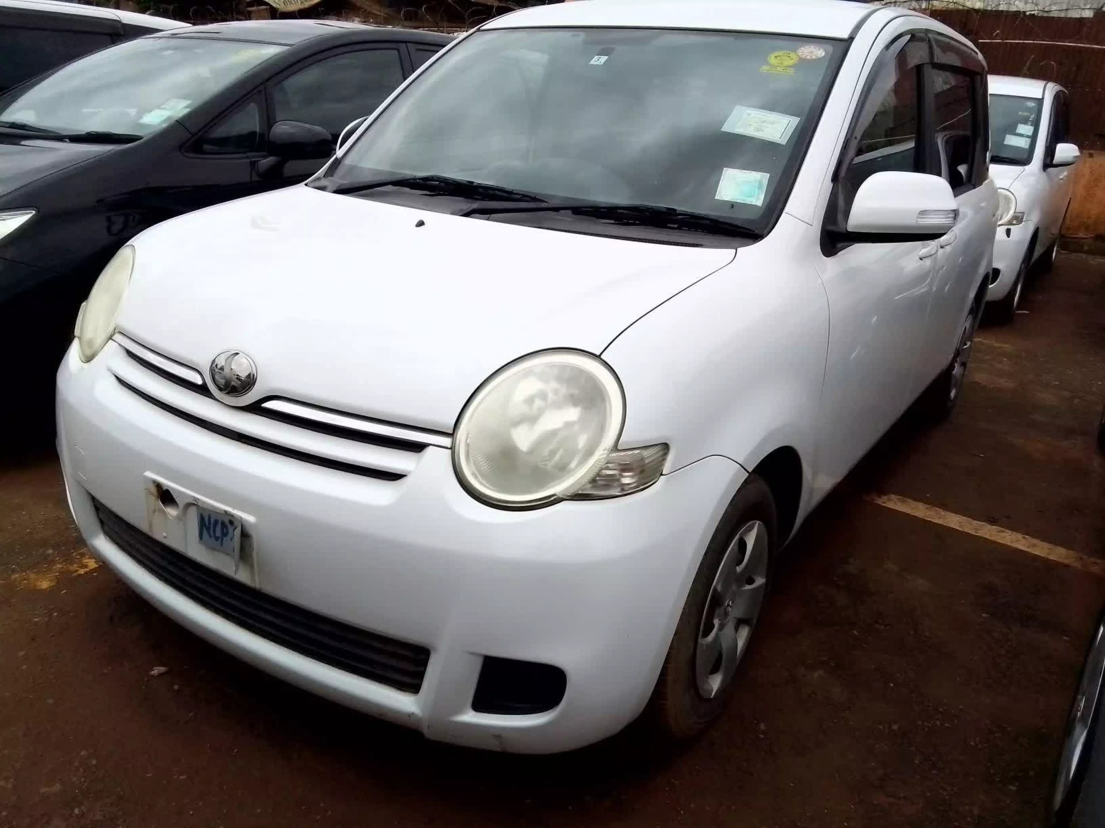 Toyota Sienta - 2009