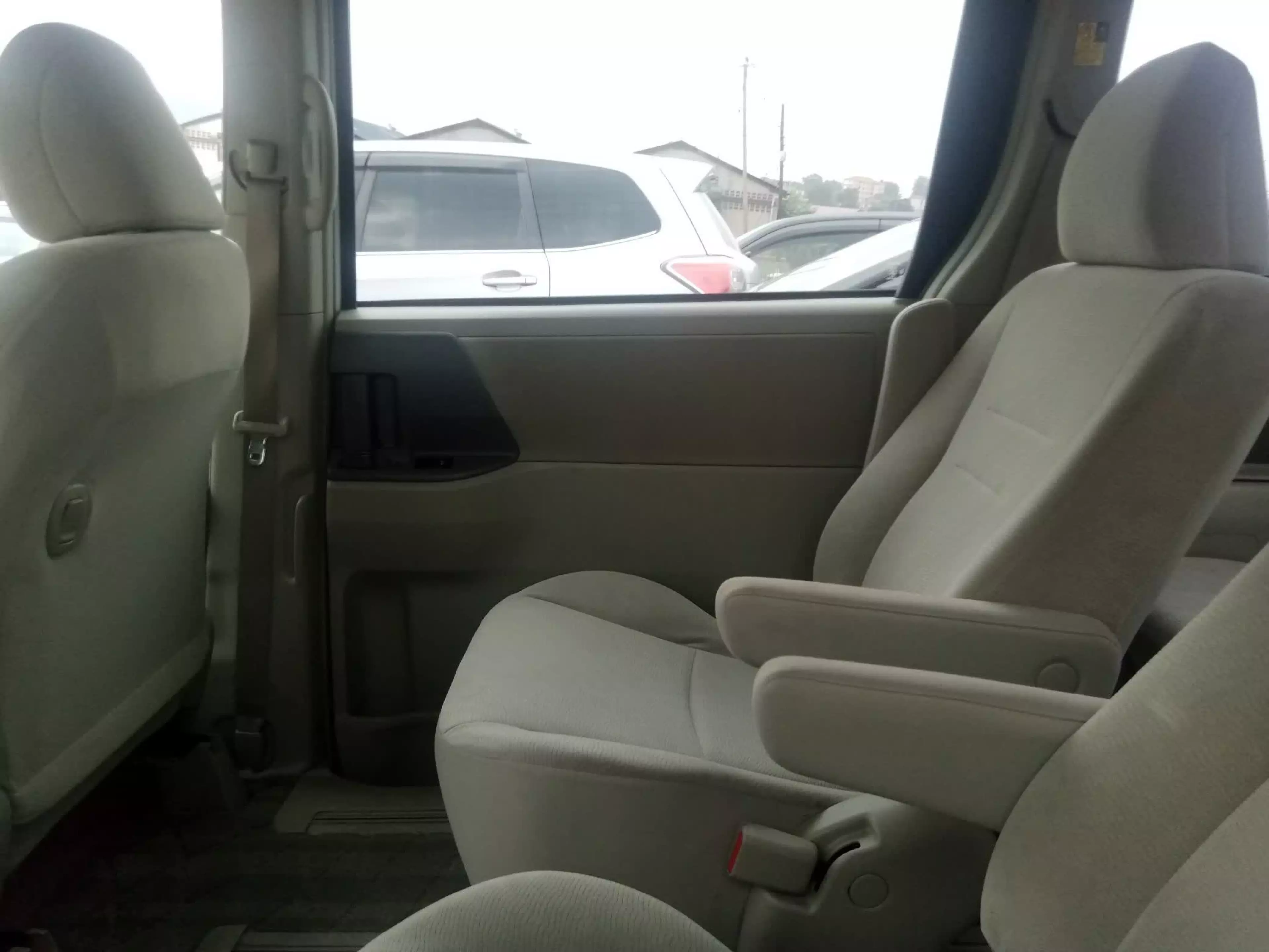 Toyota Noah   - 2010