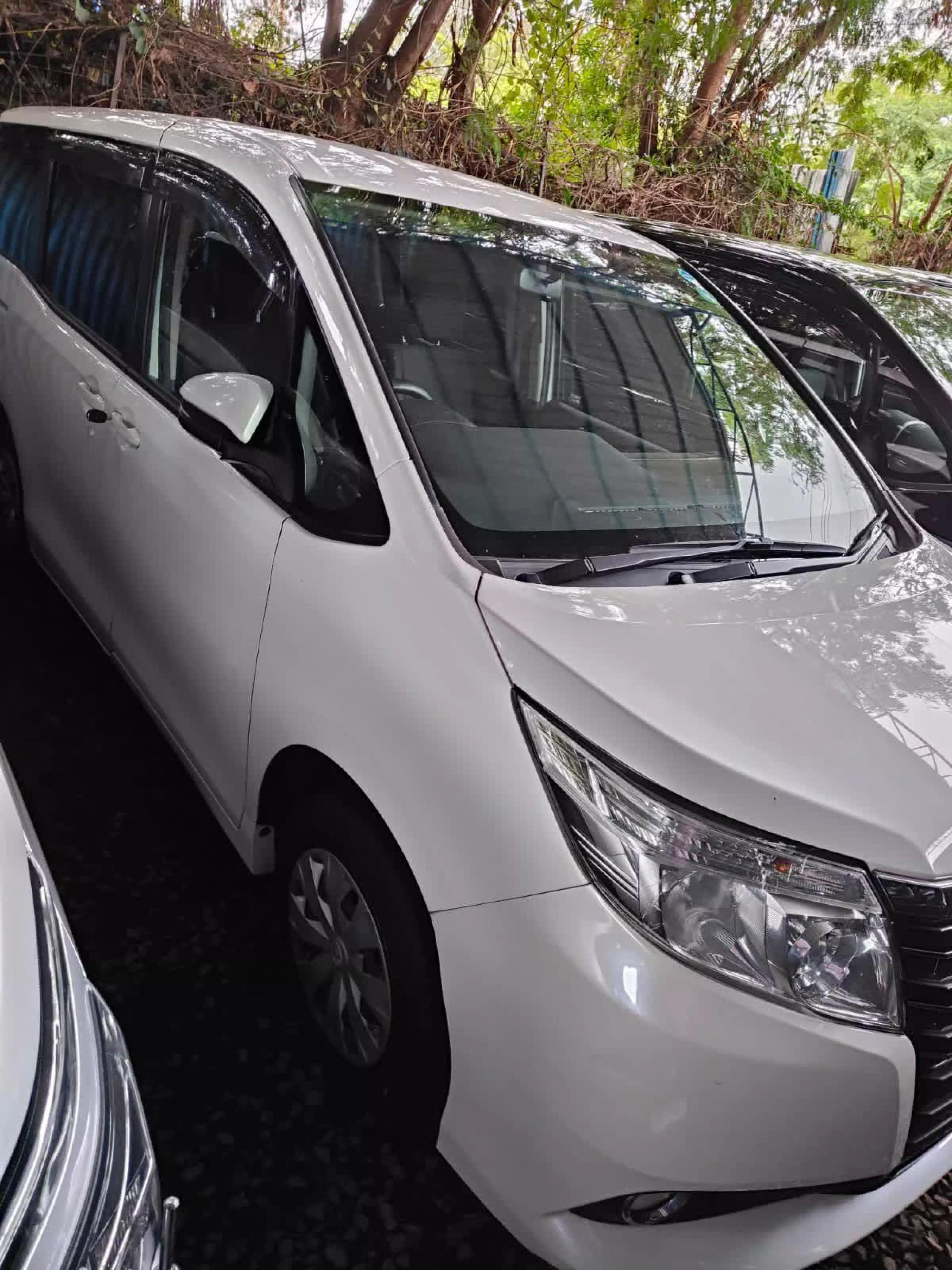 Toyota Noah - 2016