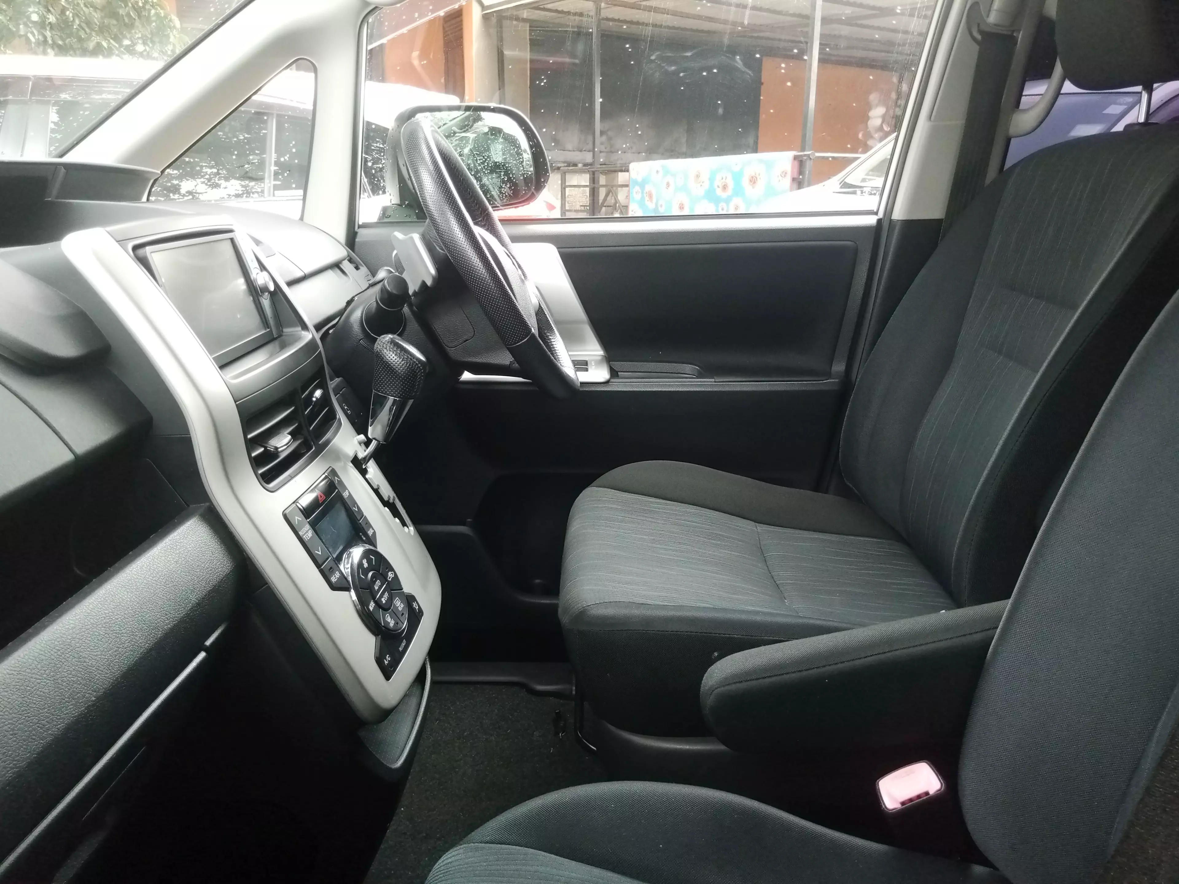 Toyota Noah   - 2012