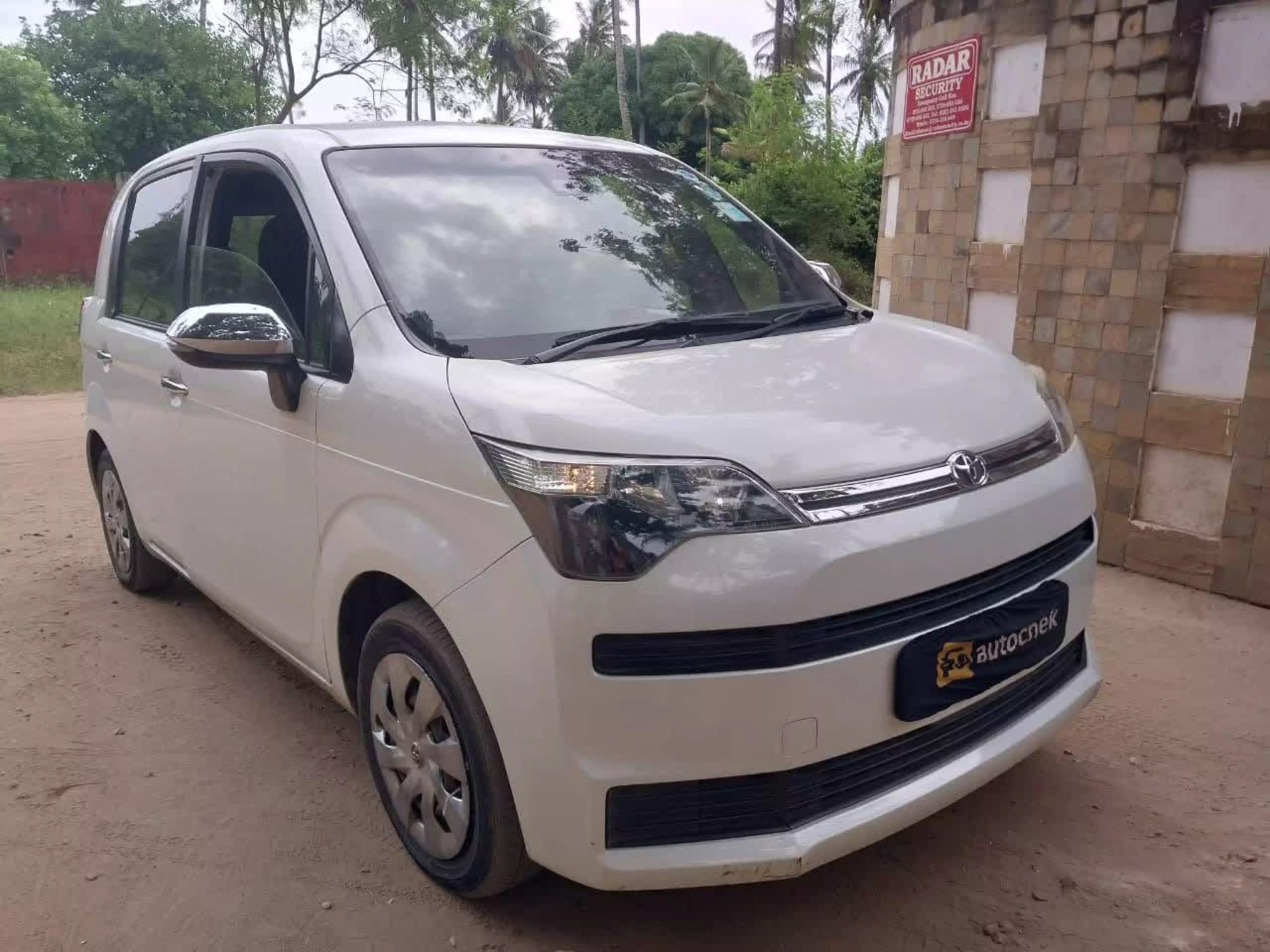 Toyota Spade  - 2016