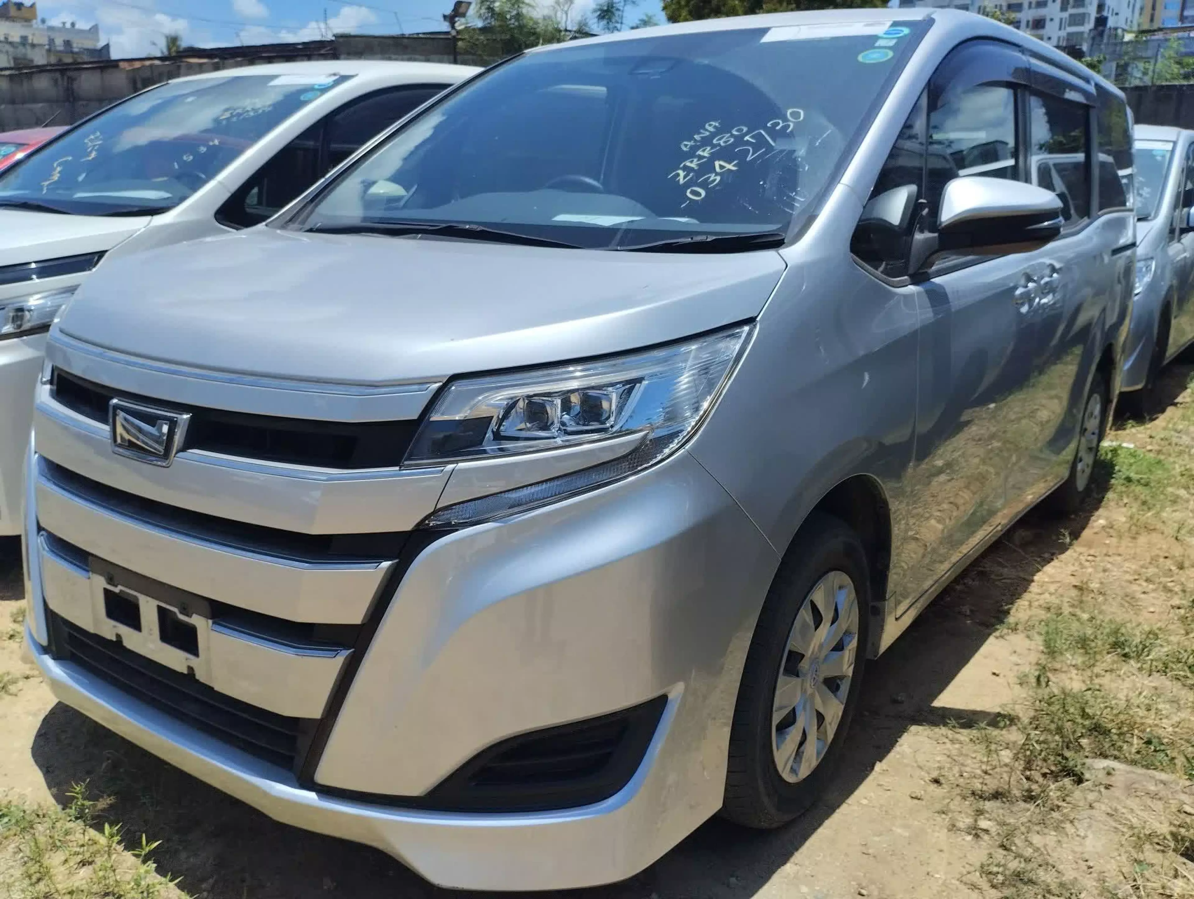 Toyota Noah - 2016