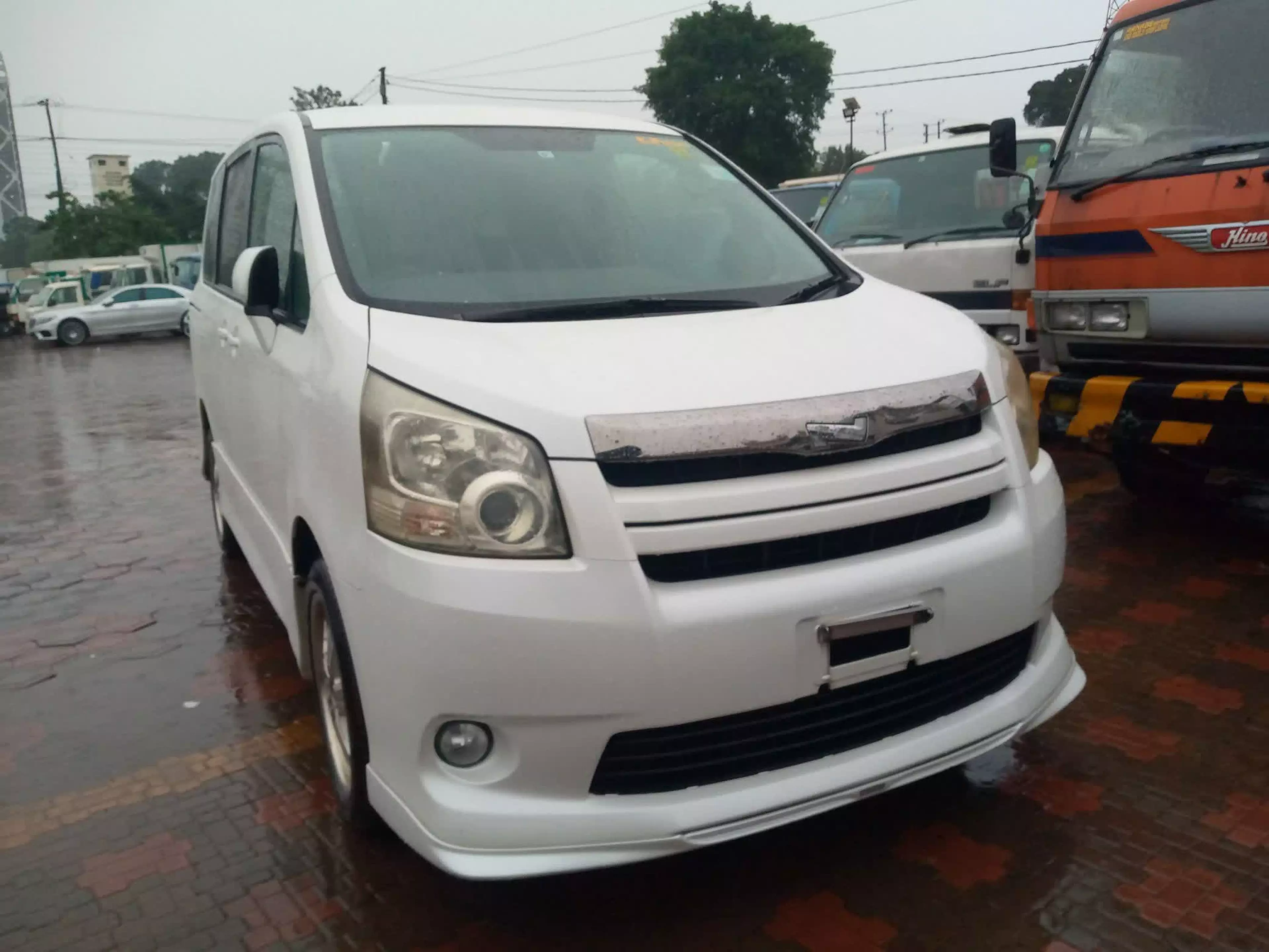 Toyota Noah - 2009