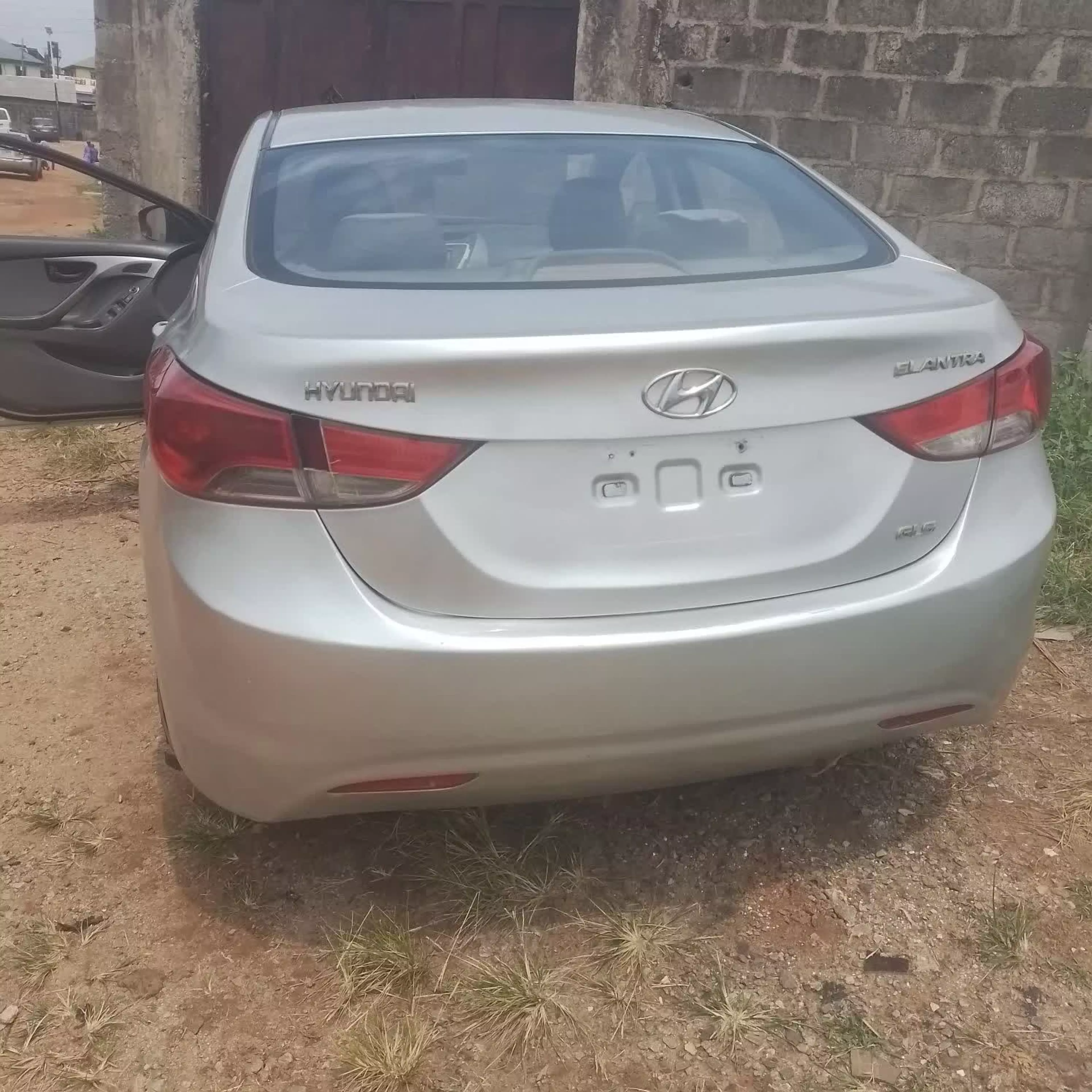 Hyundai Elantra   - 2012