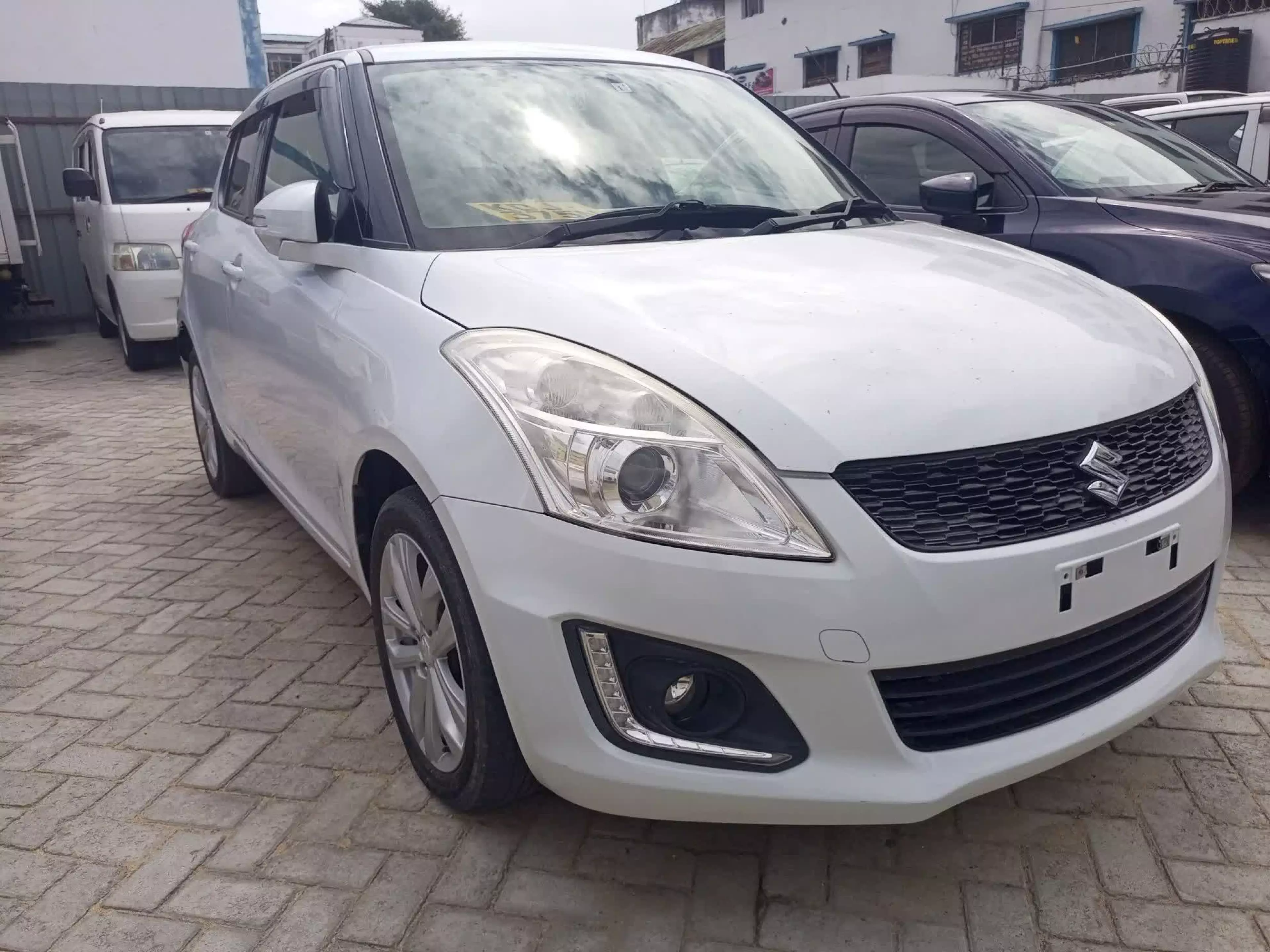 SUZUKI Swift GLX - 2015