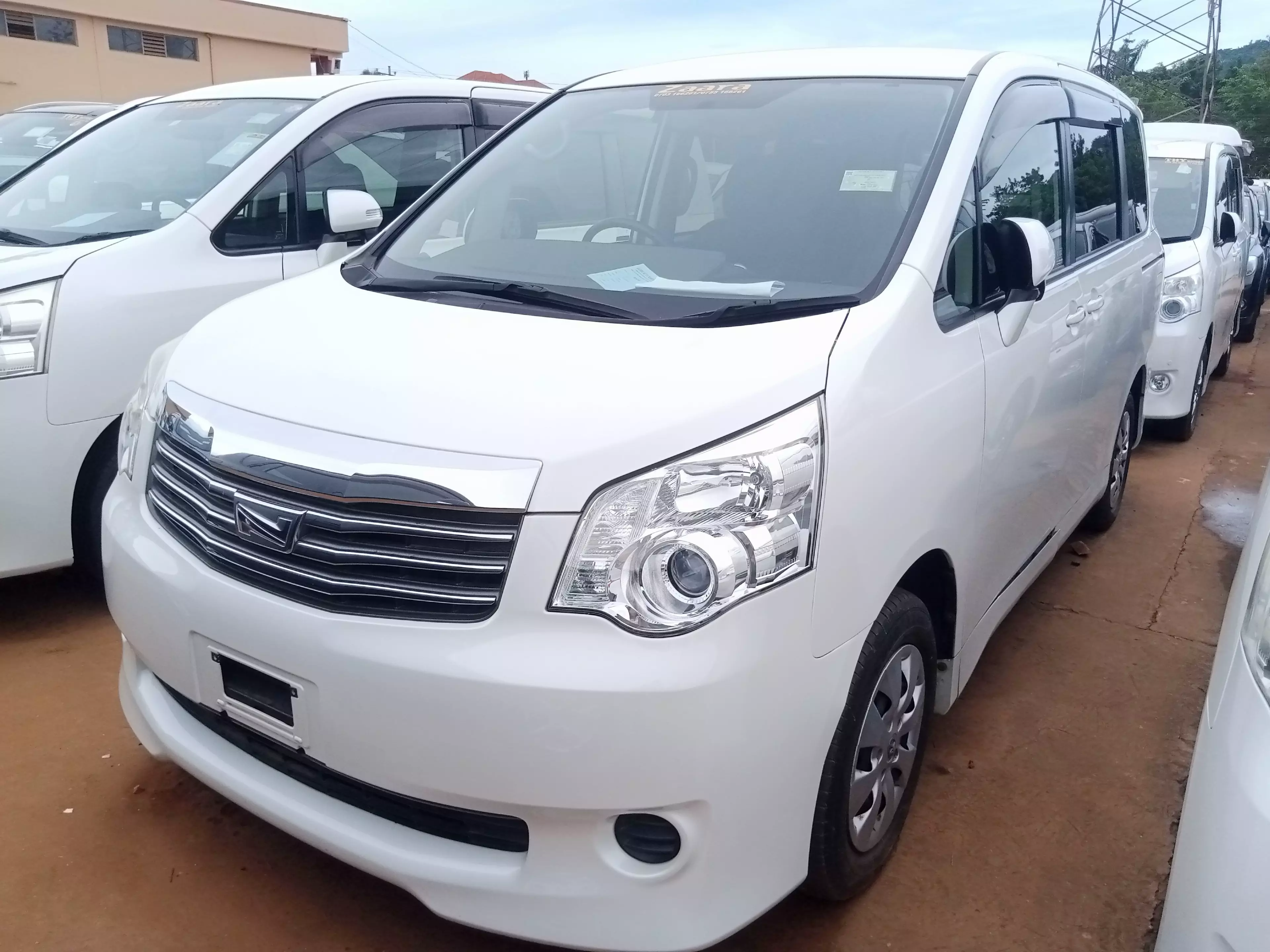 Toyota Noah - 2012