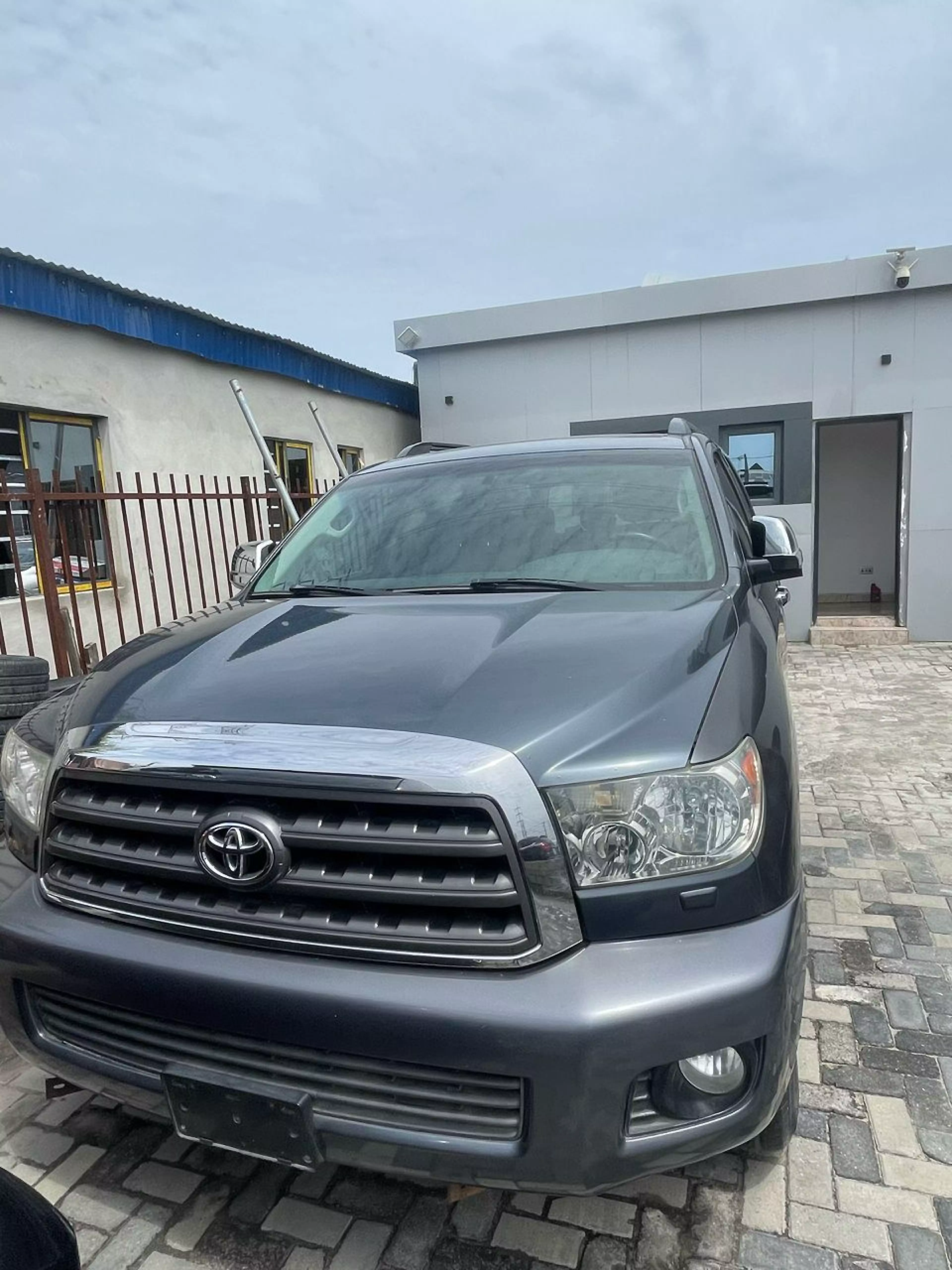 Toyota Sequoia - 2010