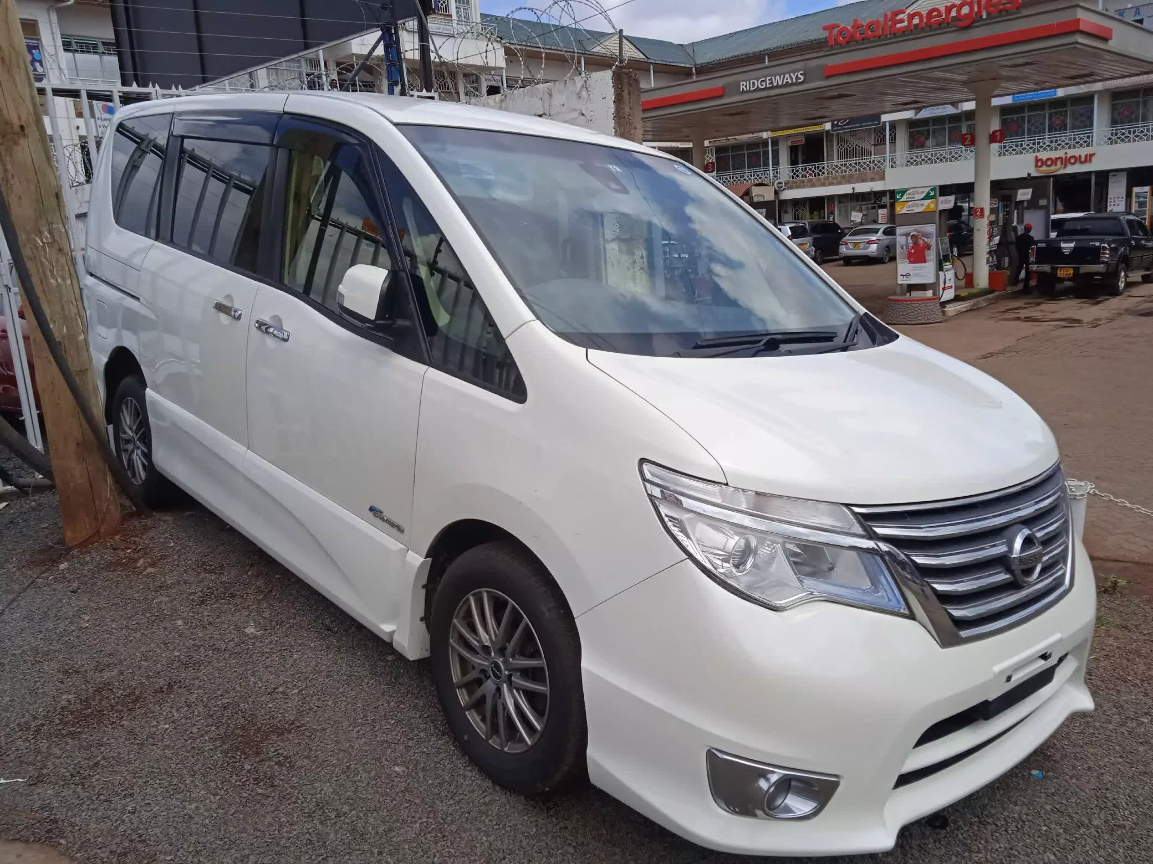 Nissan Serena - 2015