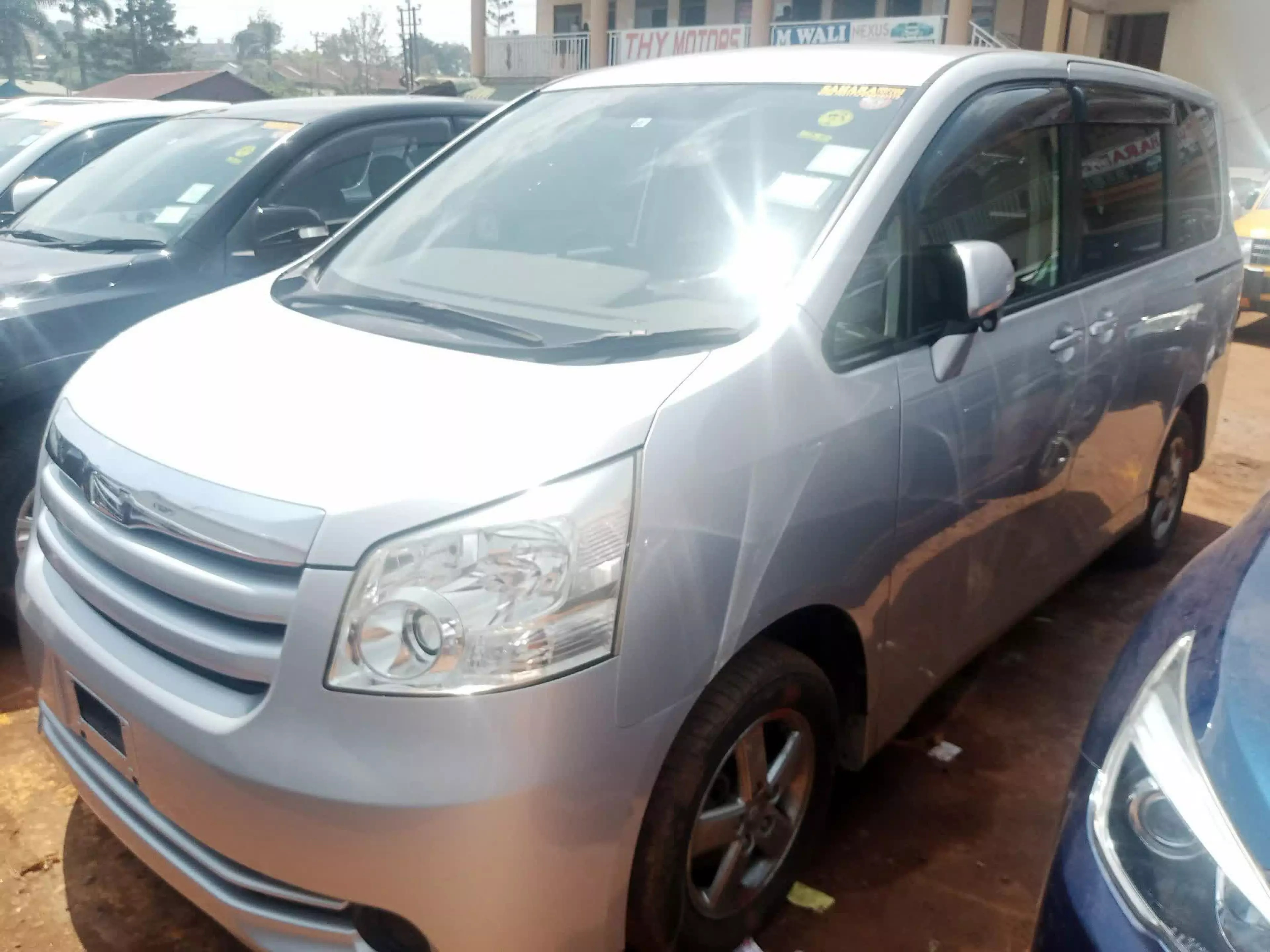 Toyota Noah - 2009