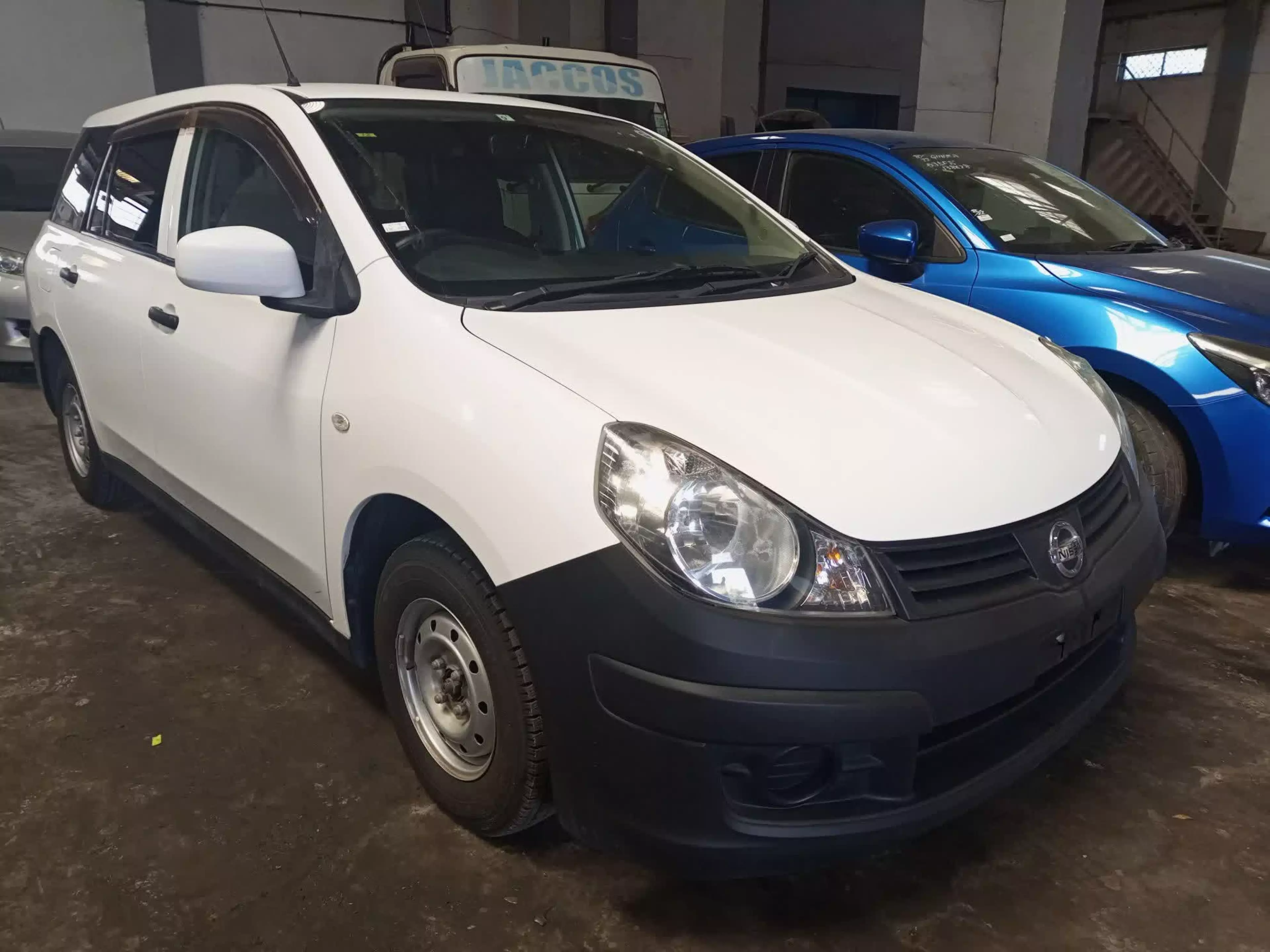 Nissan Advan  - 2015