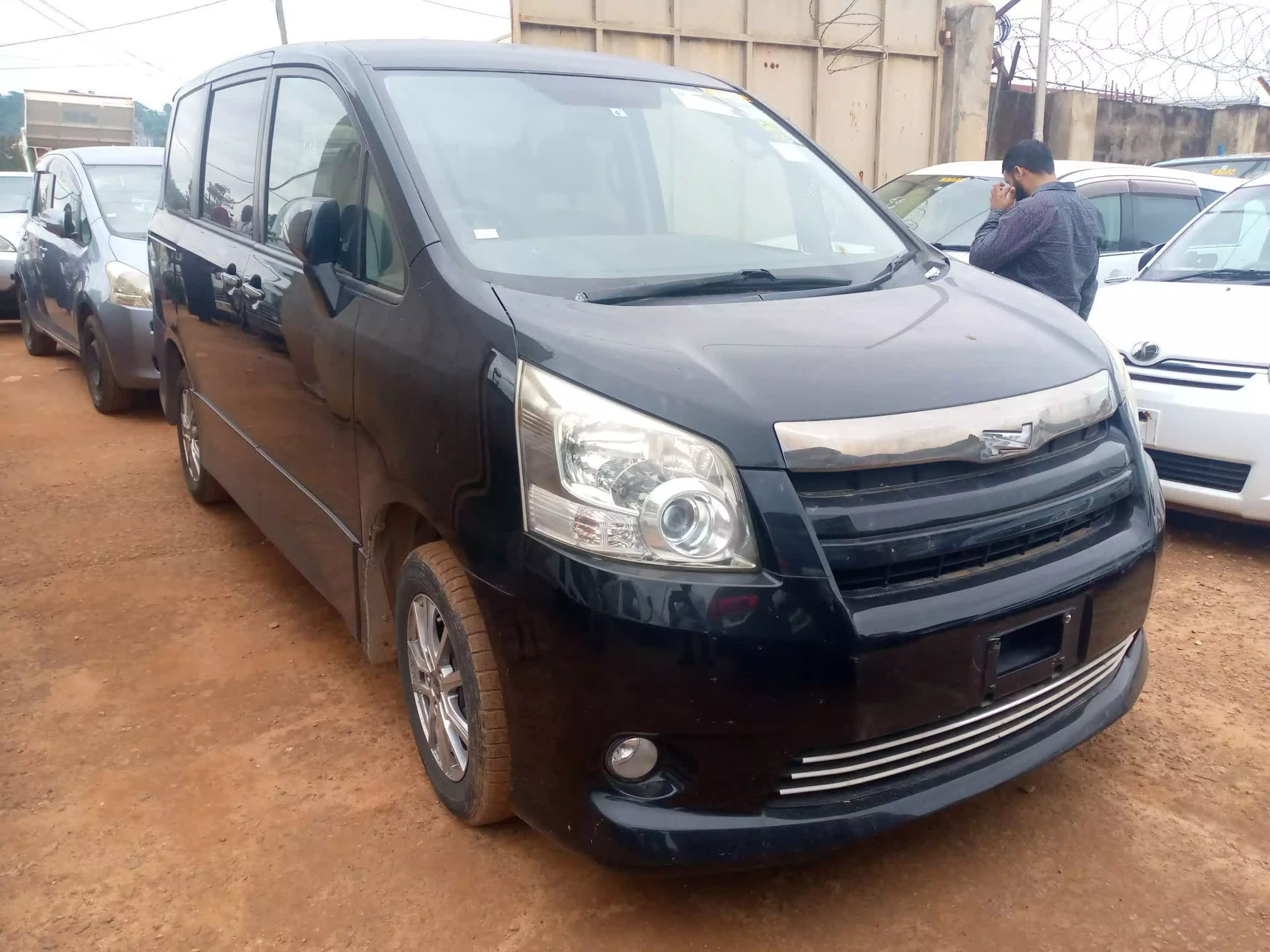Toyota Noah - 2009